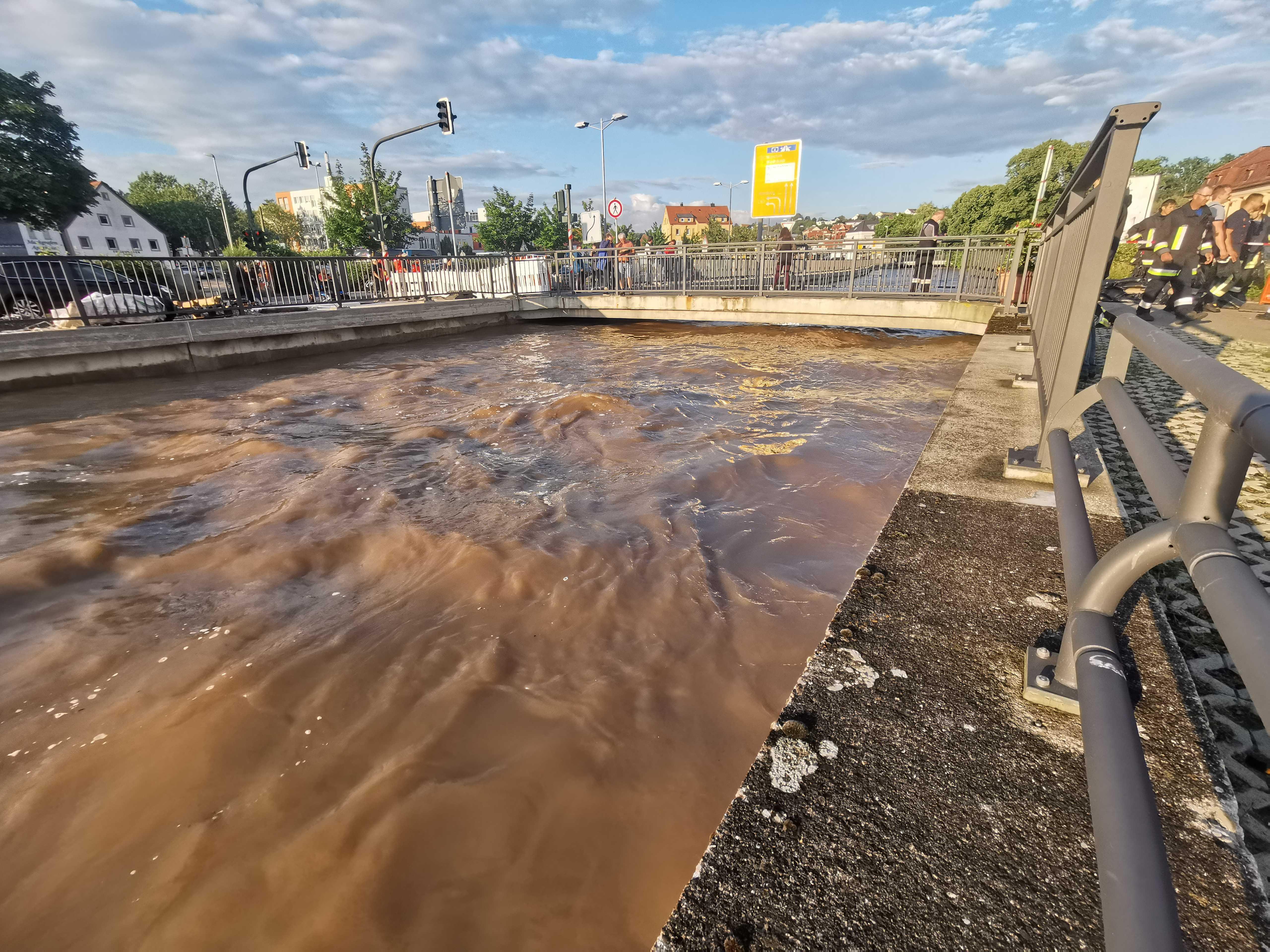  Die Rezat hat sich an der Residenzstraße in einen reißenden Fluss verwandelt. Nur wenige Zentimeter - dann würde das Wasser über die Fahrbahn und die dortige Baustelle laufen.
