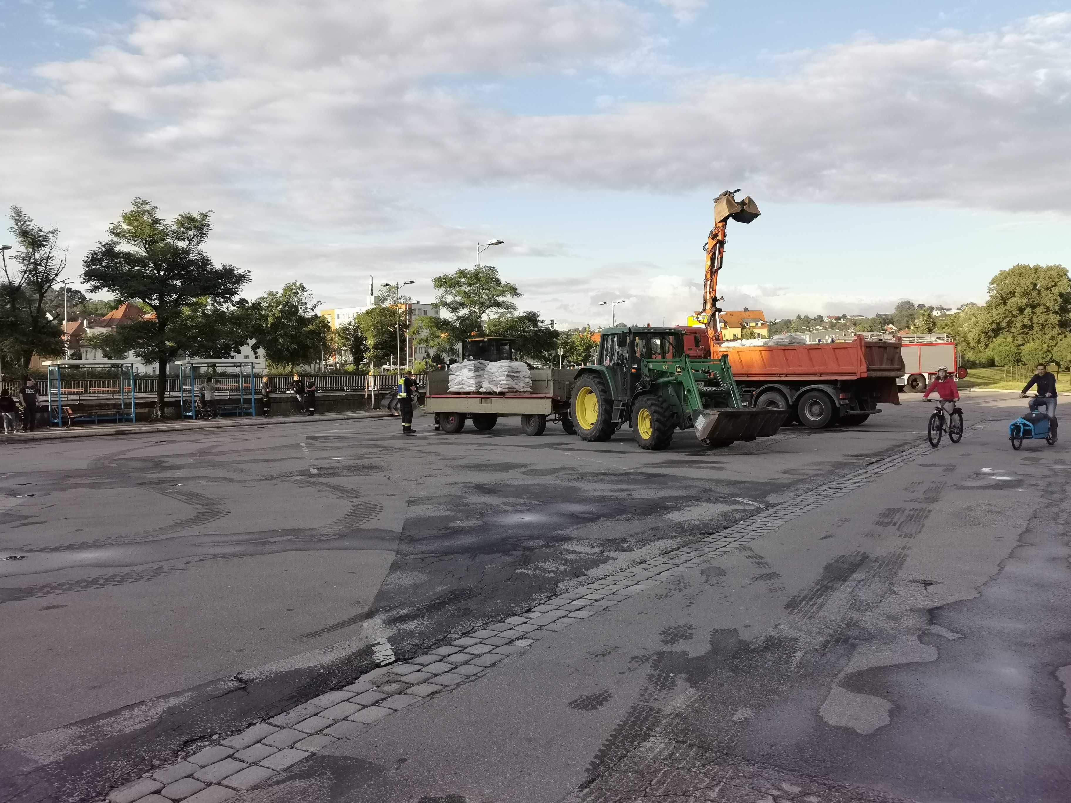 Am Parkplatz hinter dem Theater werden Sandsäcke abgeladen.