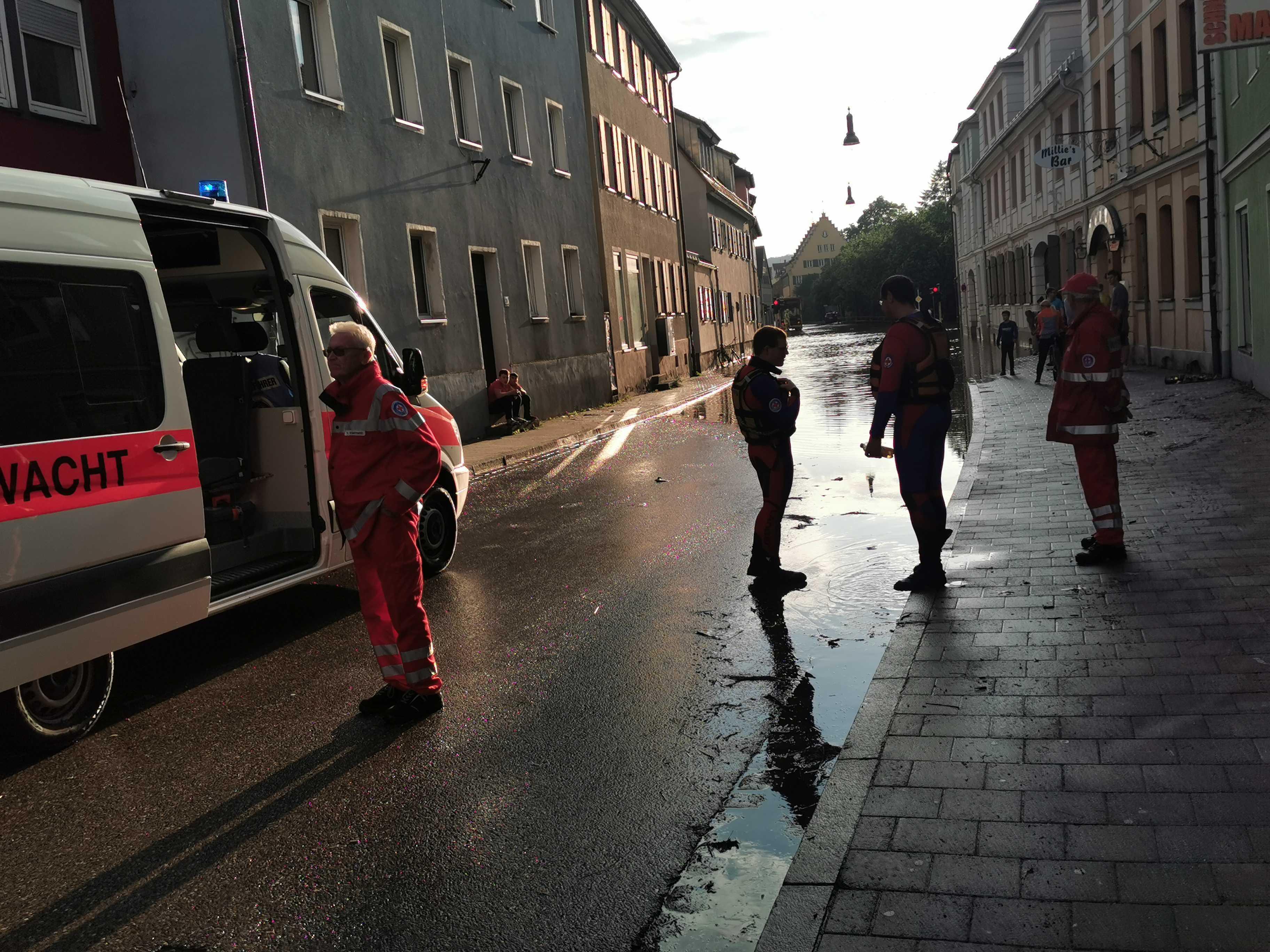 Am Kasernendamm ist die Wasserwacht im Einsatz.