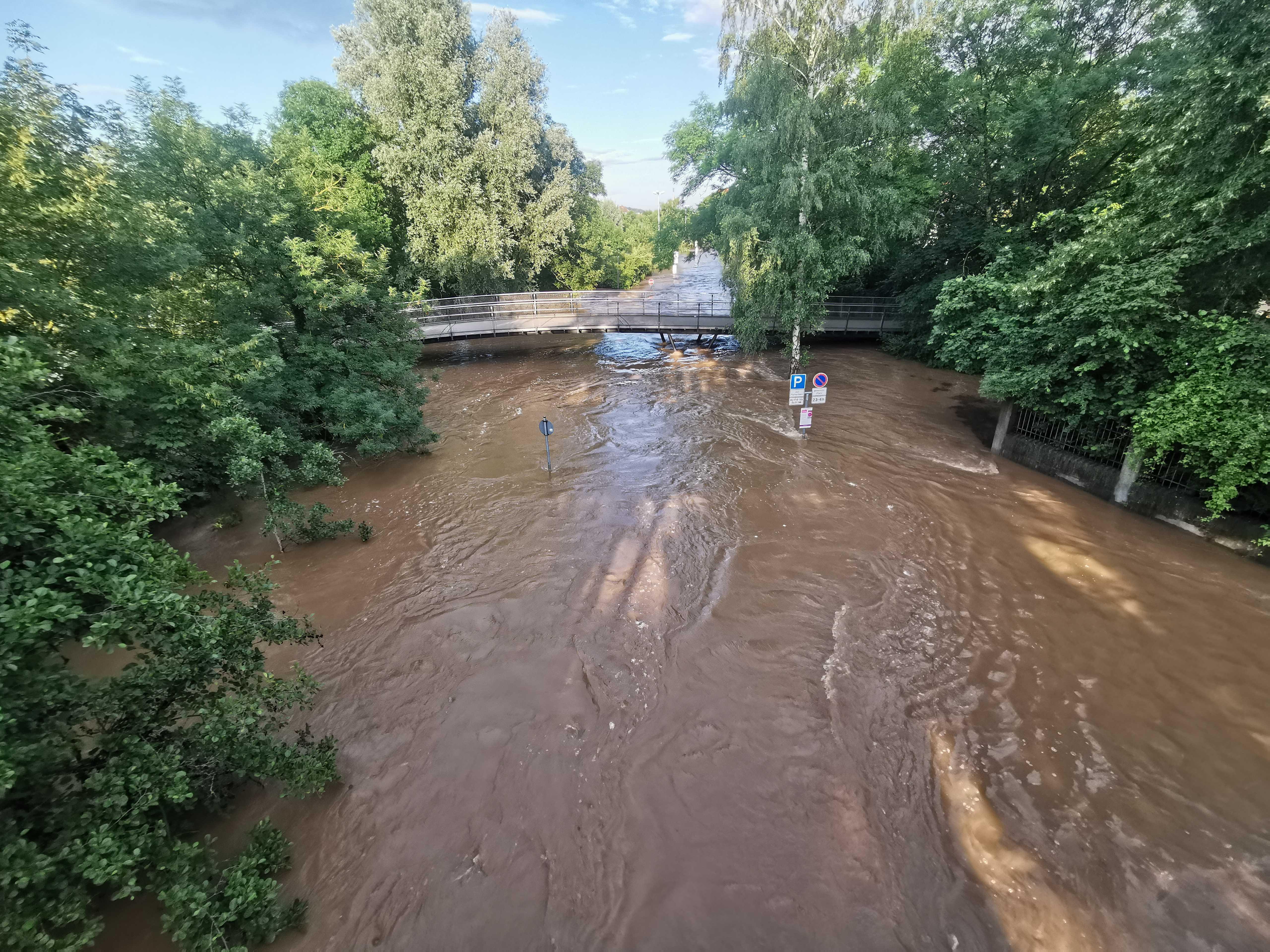 Der Rezatparkplatz wurde im Laufe des Tages komplett überschwemmt. Nur eine Hinweistafel ragt noch aus dem Wasser.