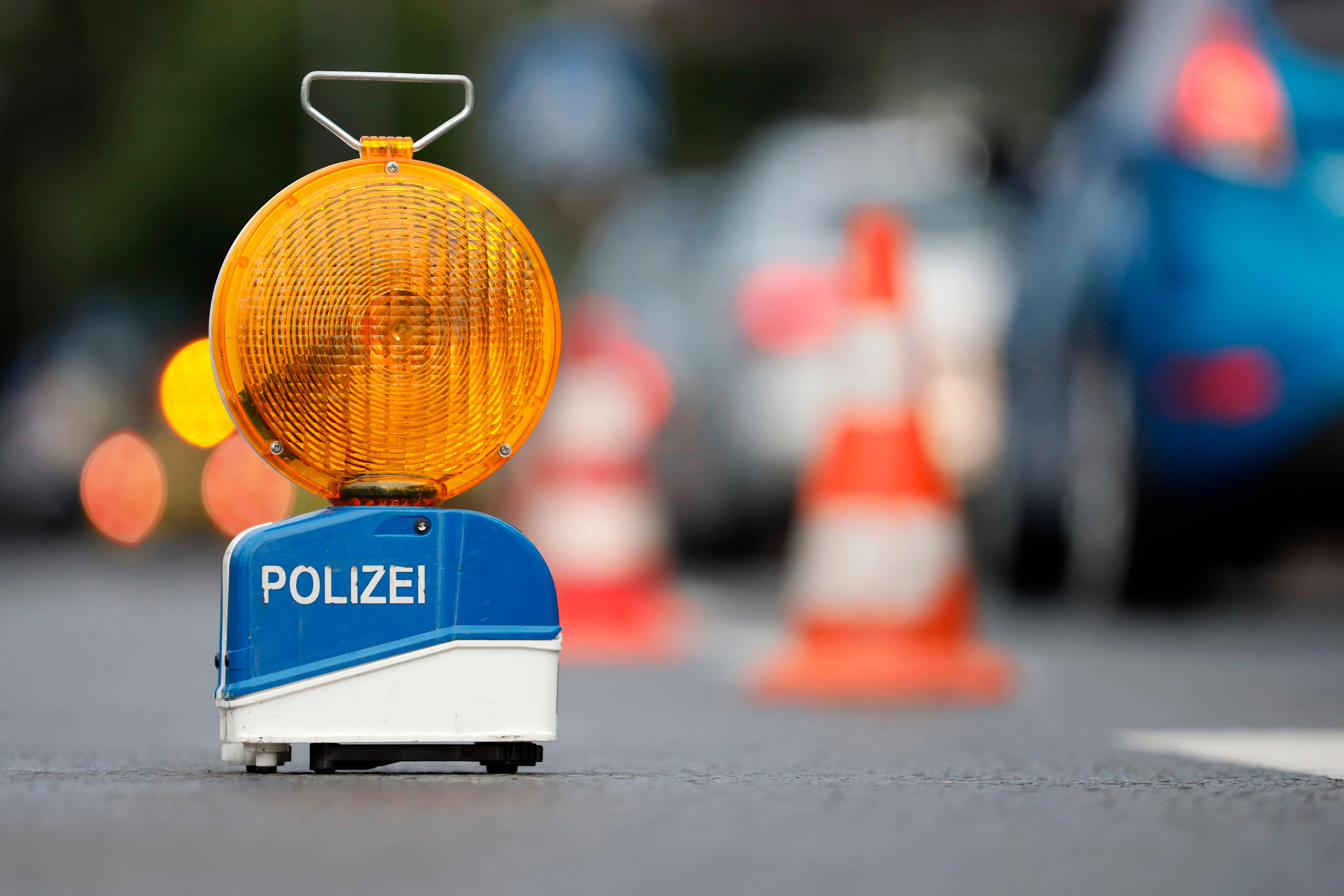 Zwei SUV sind nach einem Unfall auf der Aachener Straße schwer beschädigt. Die Polizei sperrt die Fahrbahn und sichert d