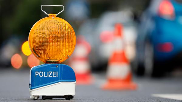Zwei SUV sind nach einem Unfall auf der Aachener Straße schwer beschädigt. Die Polizei sperrt die Fahrbahn und sichert d
