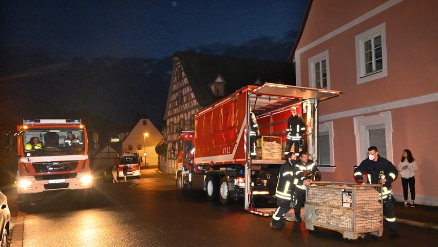 Fluten bedrohen Feuerwehrhaus und Anwohner: Hochwasser in Frauenaurach