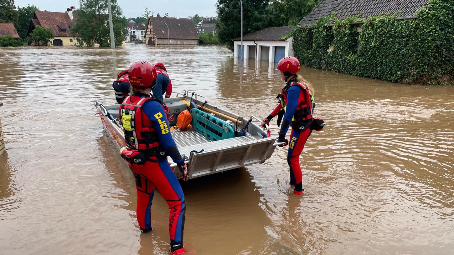 Auch die Wasserwacht war mit ihren Booten gefordert. In Langenzenn retteten die Helfer Jugendliche aus dem Hochwasser.