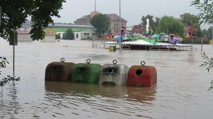 Das Wasser überflutet den Festplatz und Teile der Altstadt