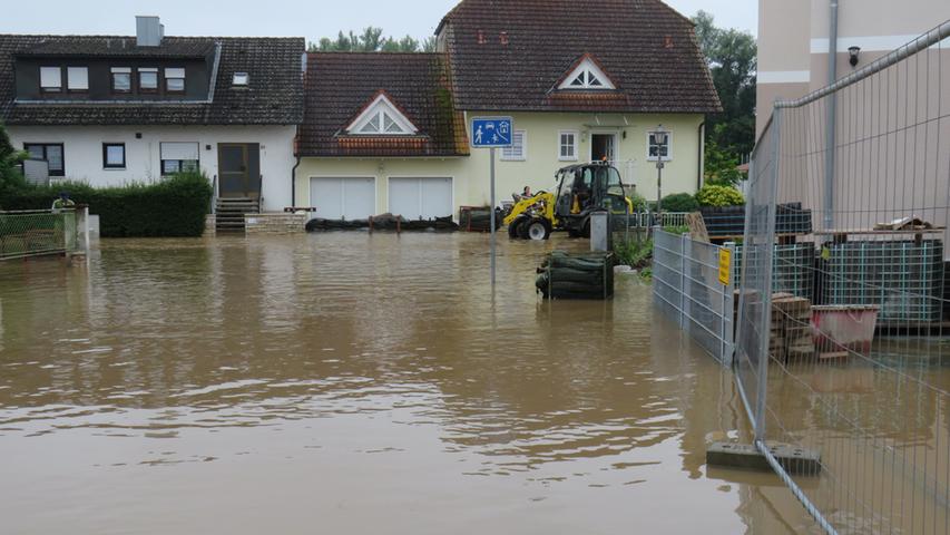 Das Wasser überflutet den Festplatz und Teile der Altstadt