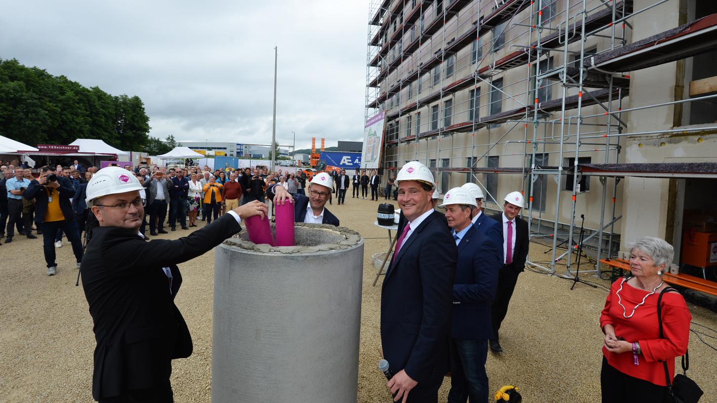 Staatsminister Albert Füracker (von links), Bruno Jacobfeuerborn und Europoles-Geschäftsführer Conrad Fuchs am „Grundstein“ vor dem neuen Verwaltungsgebäude.
Staatsminister Albert Füracker (von links), Bruno Jacobfeuerborn und Europoles-Geschäftsführer Conrad Fuchs am „Grundstein“ vor dem neuen Verwaltungsgebäude.