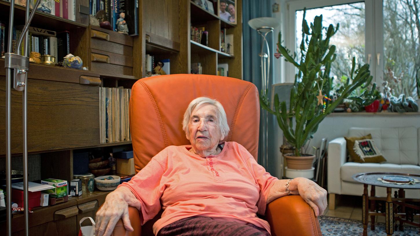 Esther sei am frühen Samstagmorgen ganz friedlich eingeschlafen und habe nicht gelitten, sagte Helga Obens, eine enge Freundin und Vorstandsmitglied vom Auschwitz Komitee. 