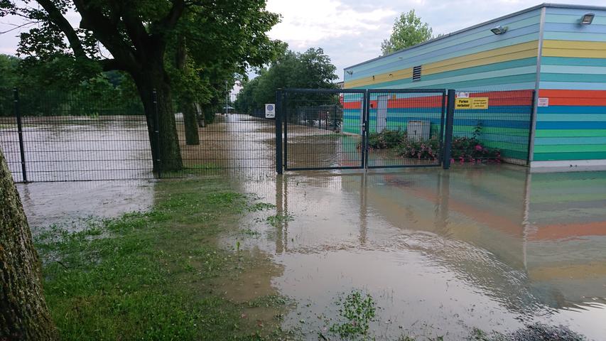 Am Freibad in Bad Windsheim waren durch die Überschwemmungen nicht nur die Becken mit Wasser gefüllt - das ganze Gelände wurde überflutet.