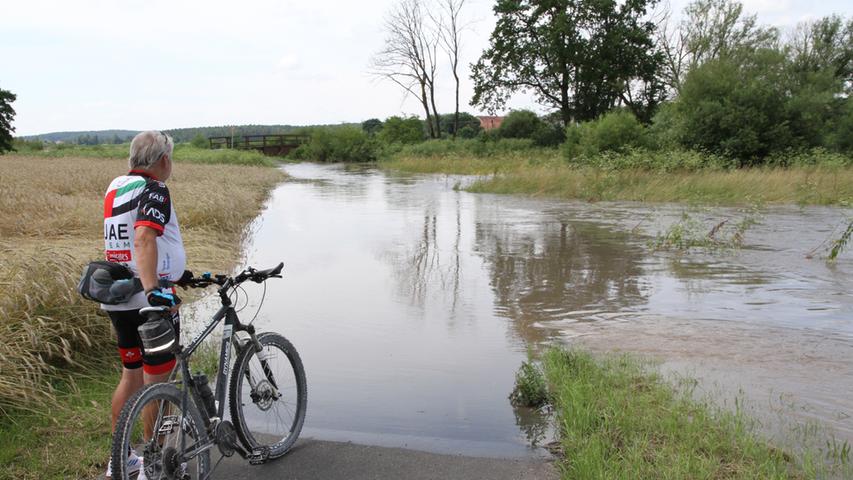 Der "Haider Steg" im Gebiet der Gemeinde Hallerndorf ist im Moment wegen Hochwasser der Aisch nicht passierbar. 