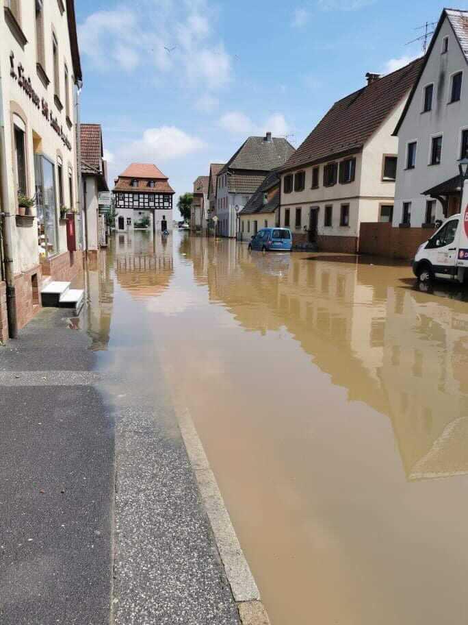 Die Einsatzkräfte wurden am Freitag rund 1500 mal gerufen, weil der Starkregen Straßen, Keller und Unterführungen überflutete.
Die Einsatzkräfte wurden am Freitag rund 1500 mal gerufen, weil der Starkregen Straßen, Keller und Unterführungen überflutete.