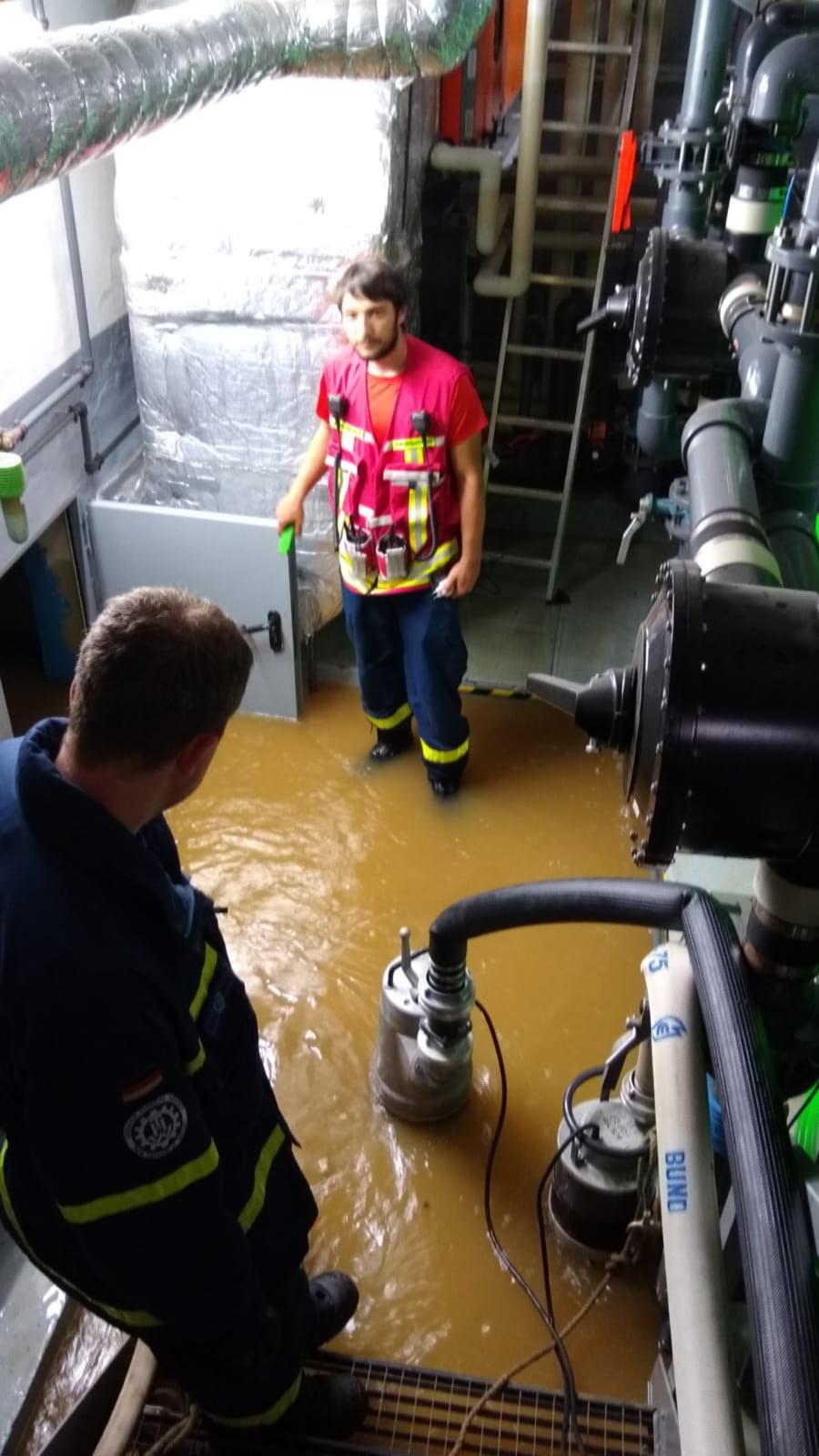 Das THW Hilpoltstein half beim Hochwasser mit Pumpenkraft