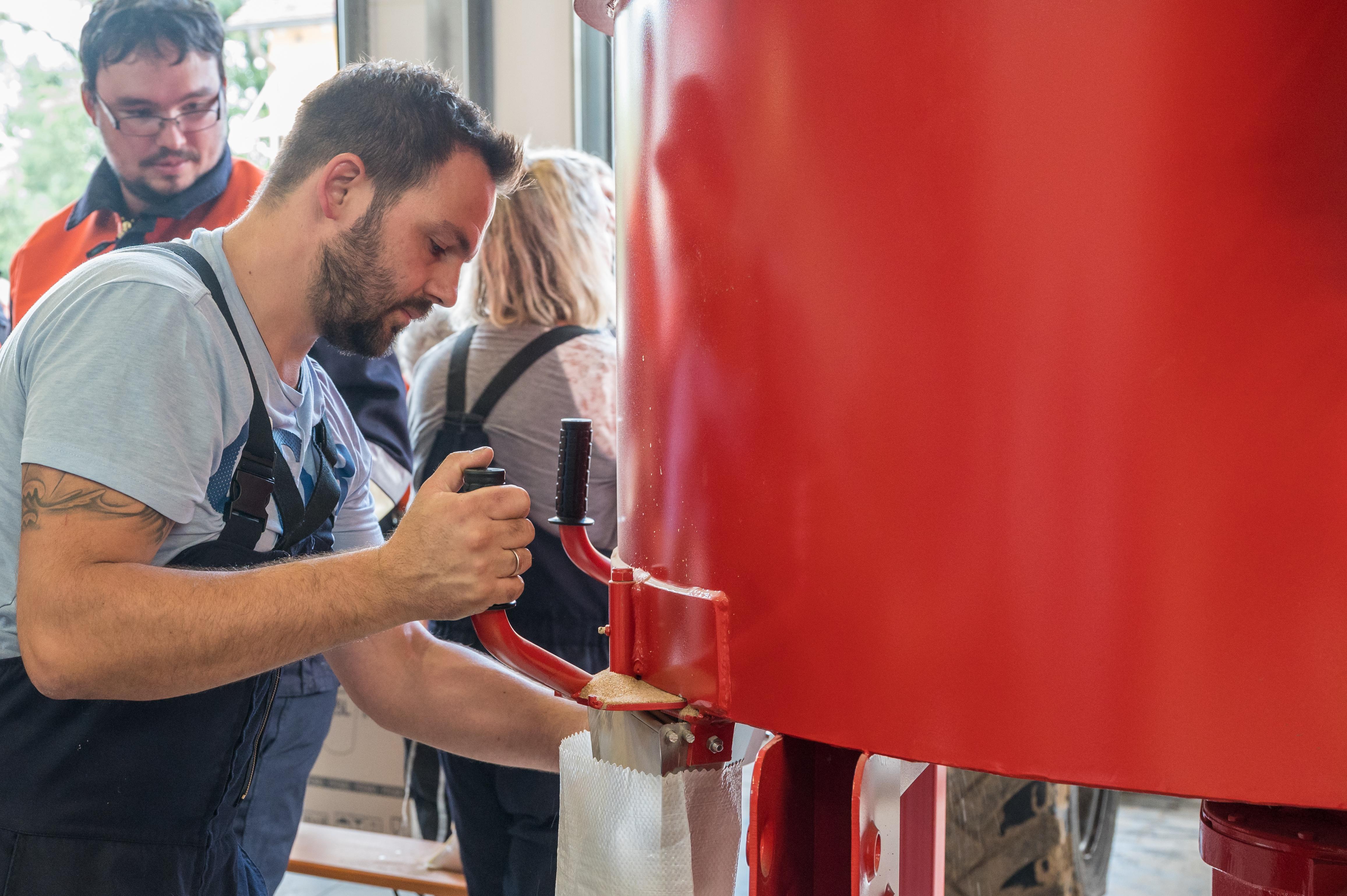 Die Sandsackmaschine des Landkreises ist bei der Feuerwehr Hilpoltstein postiert und lief auch Hochtouren.