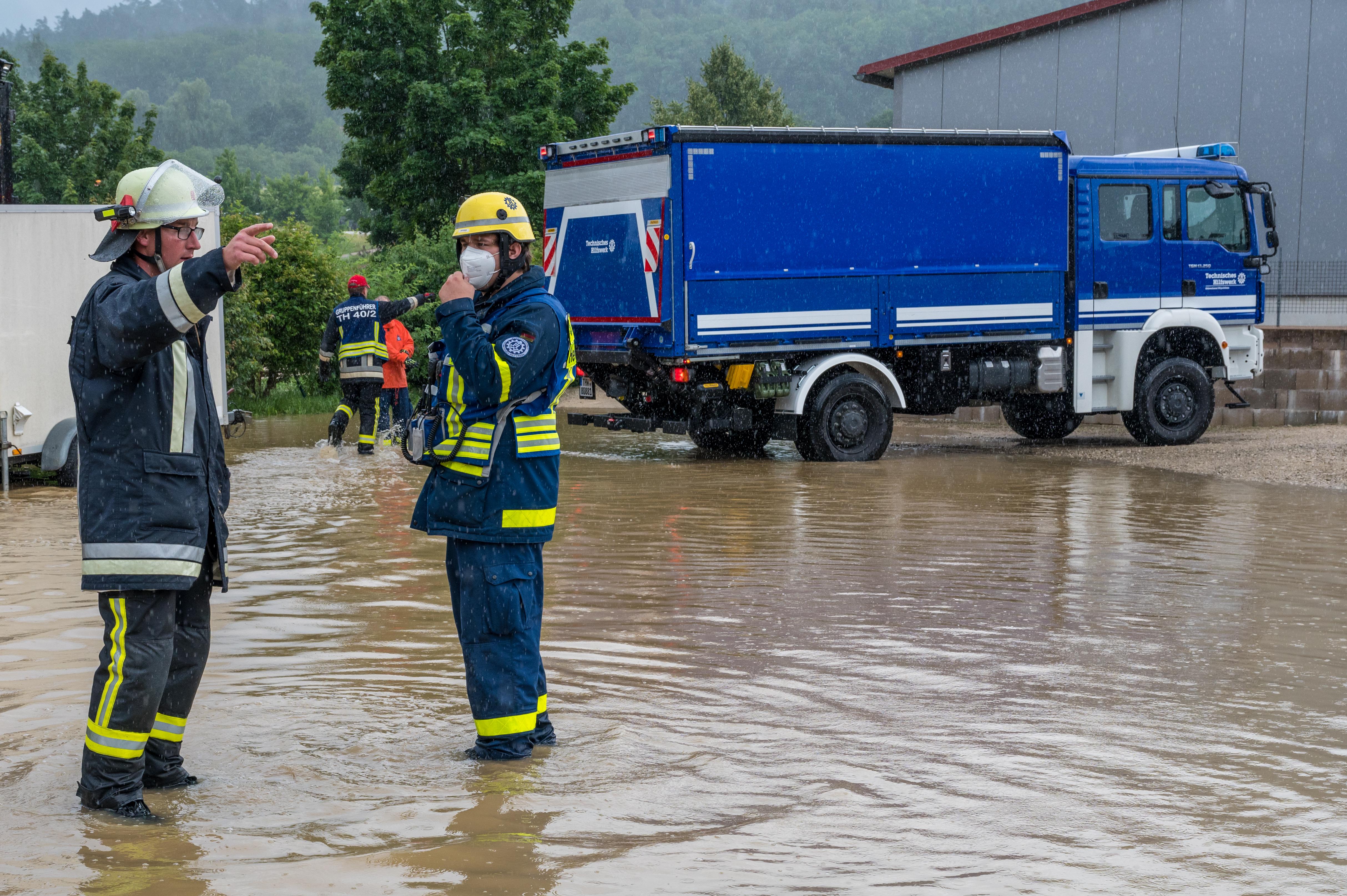 Das THW Hilpolstein hat Spezialwissen im Deichbau - das war nun sehr willkommen.