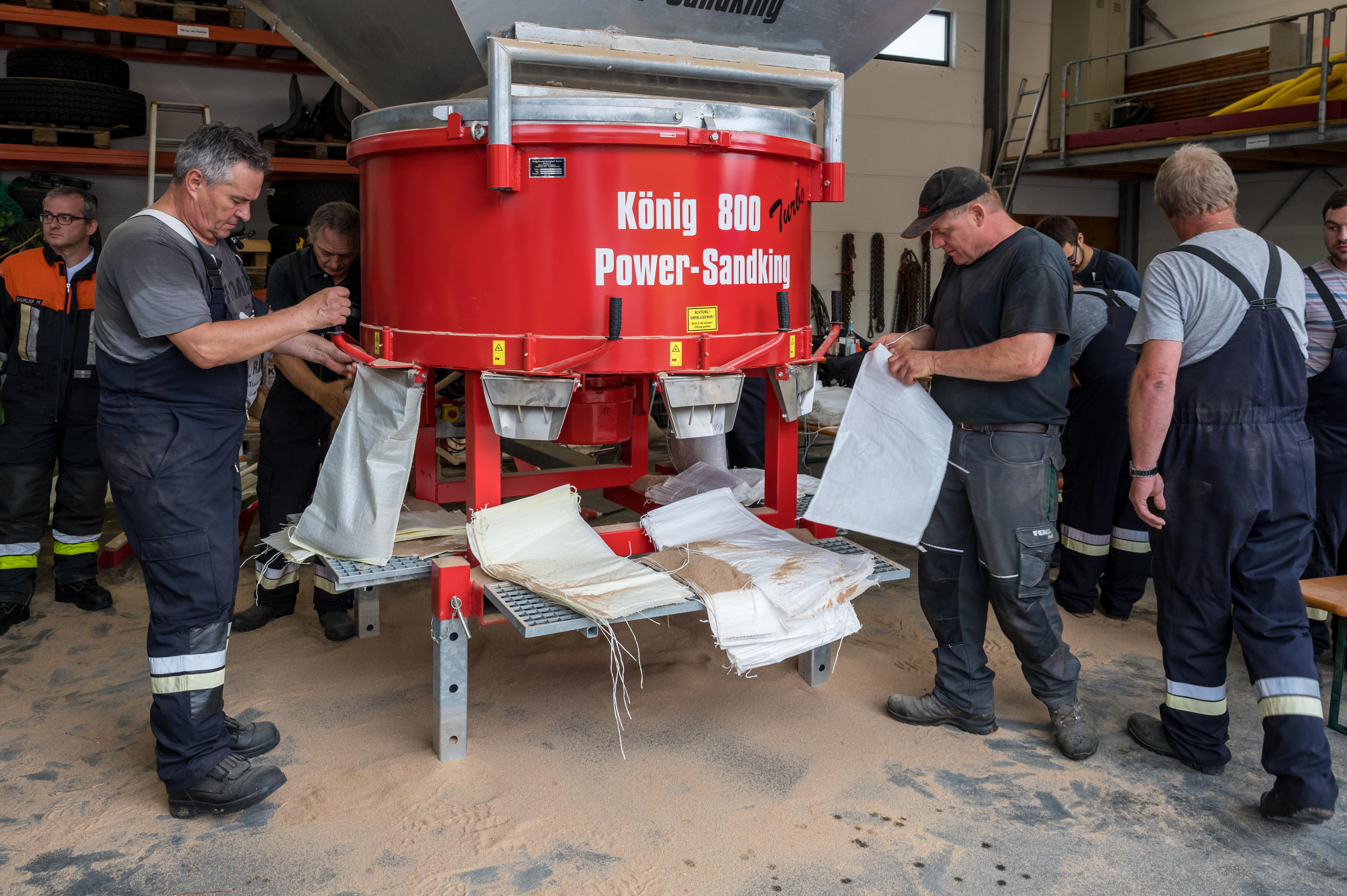 Viel Betrieb an der Sandsackmaschine im Hilpoltsteiner Feuerwehrhaus
