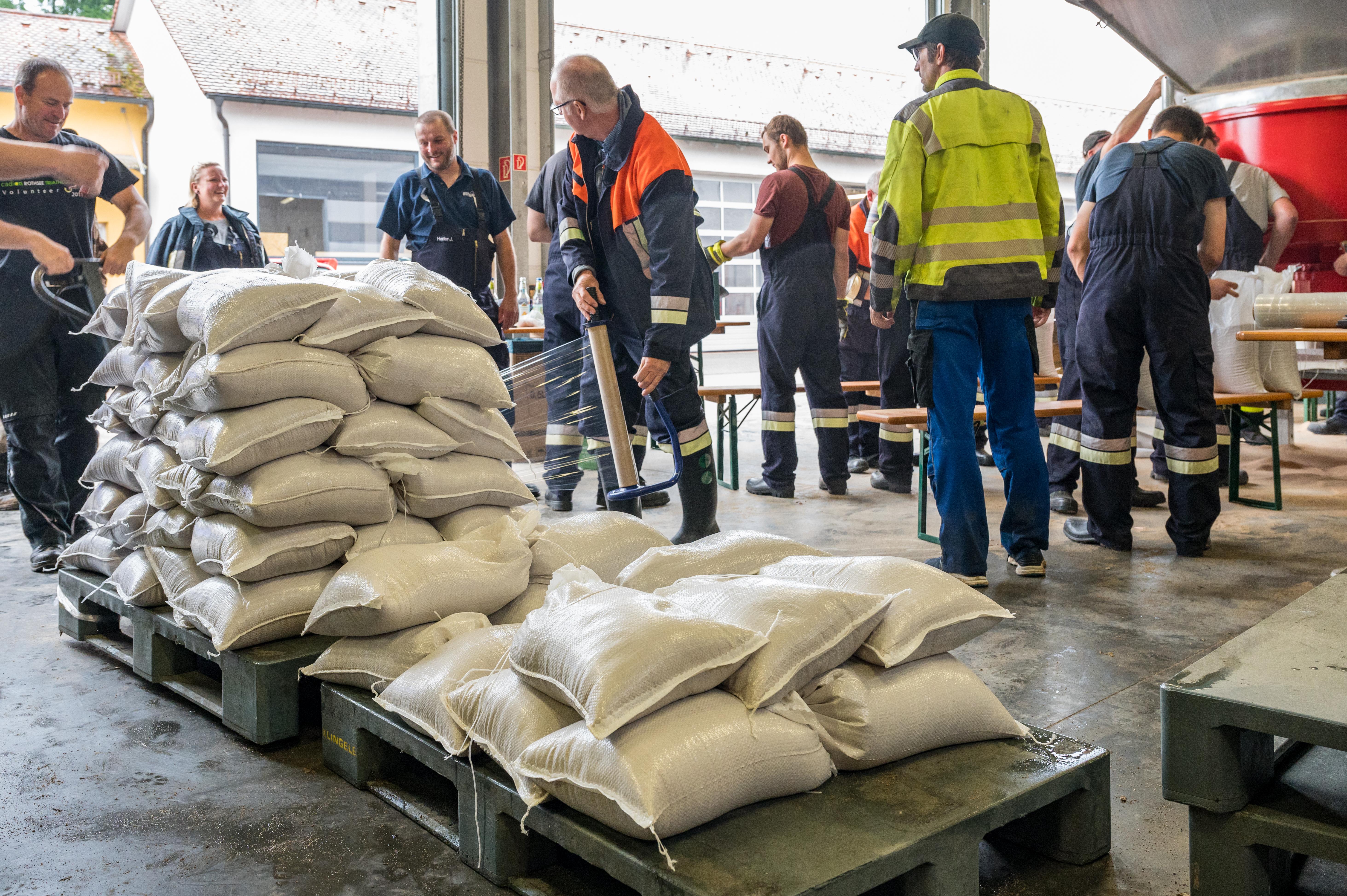 Von Hilpoltstein aus wurden die Sandsäcke von THW und Feuerwehren weiter verteilte