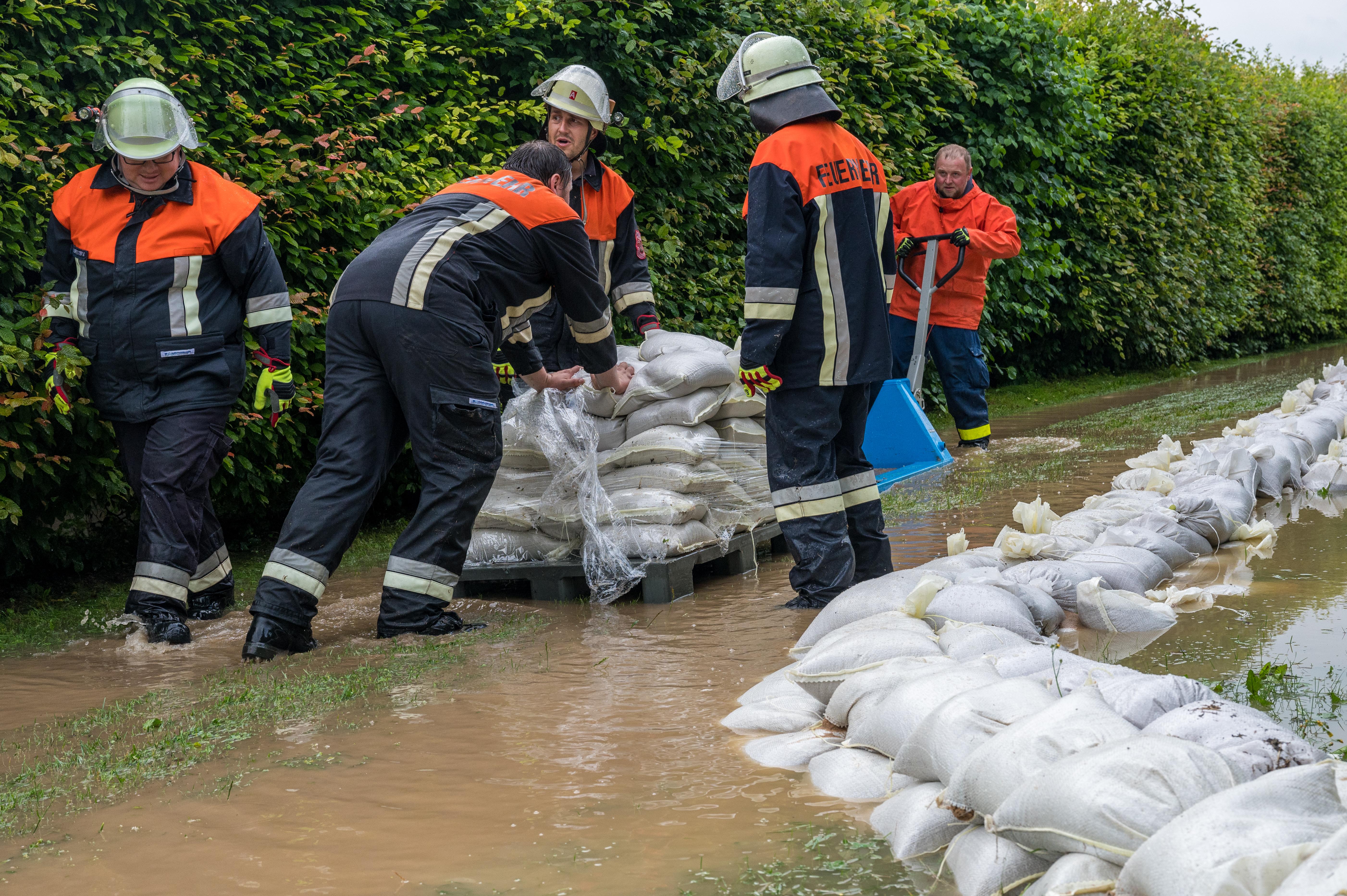 Der Bau einer Wassersperre.