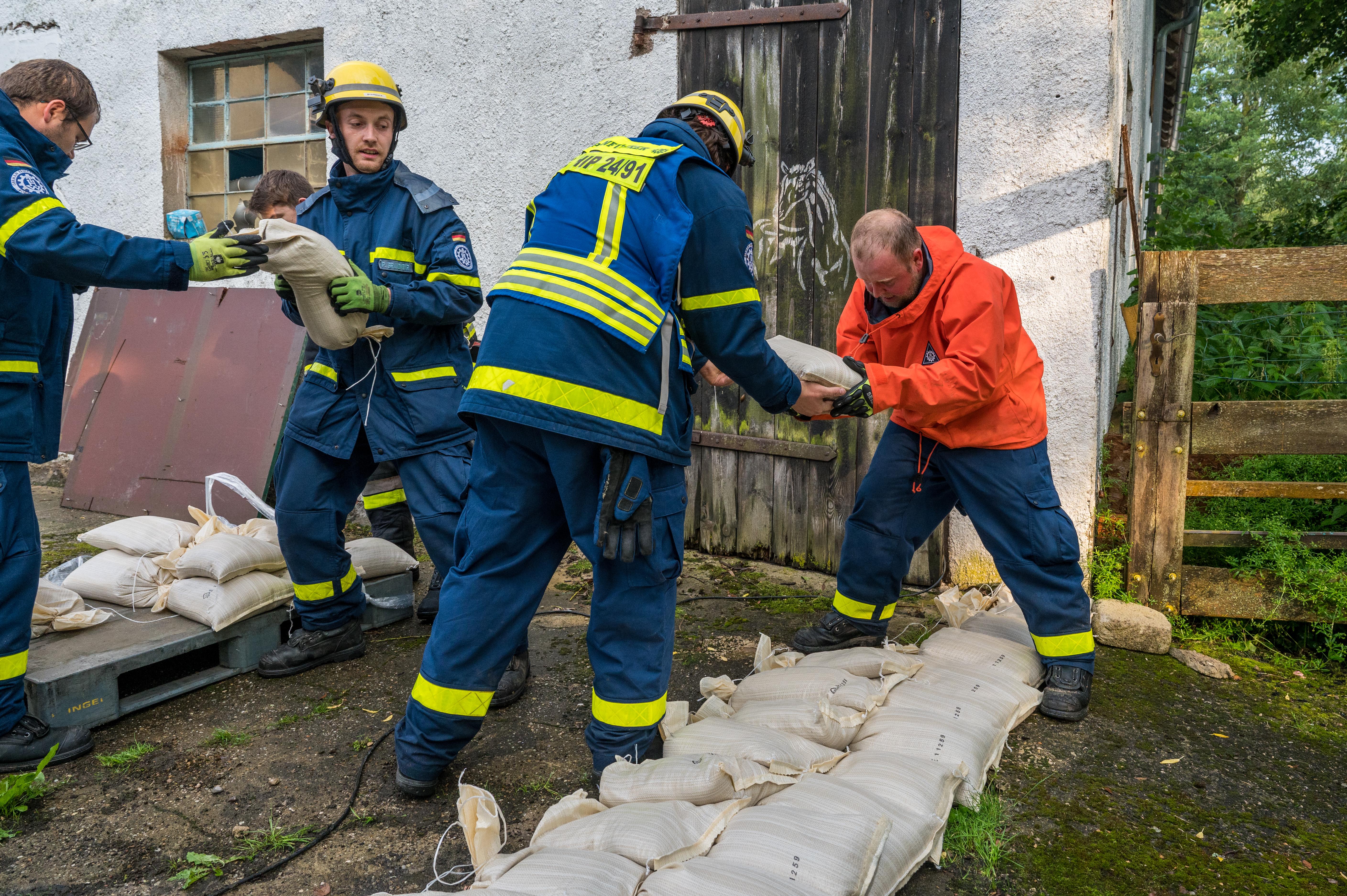 Die Helfer arbeiten Hand in Hand.