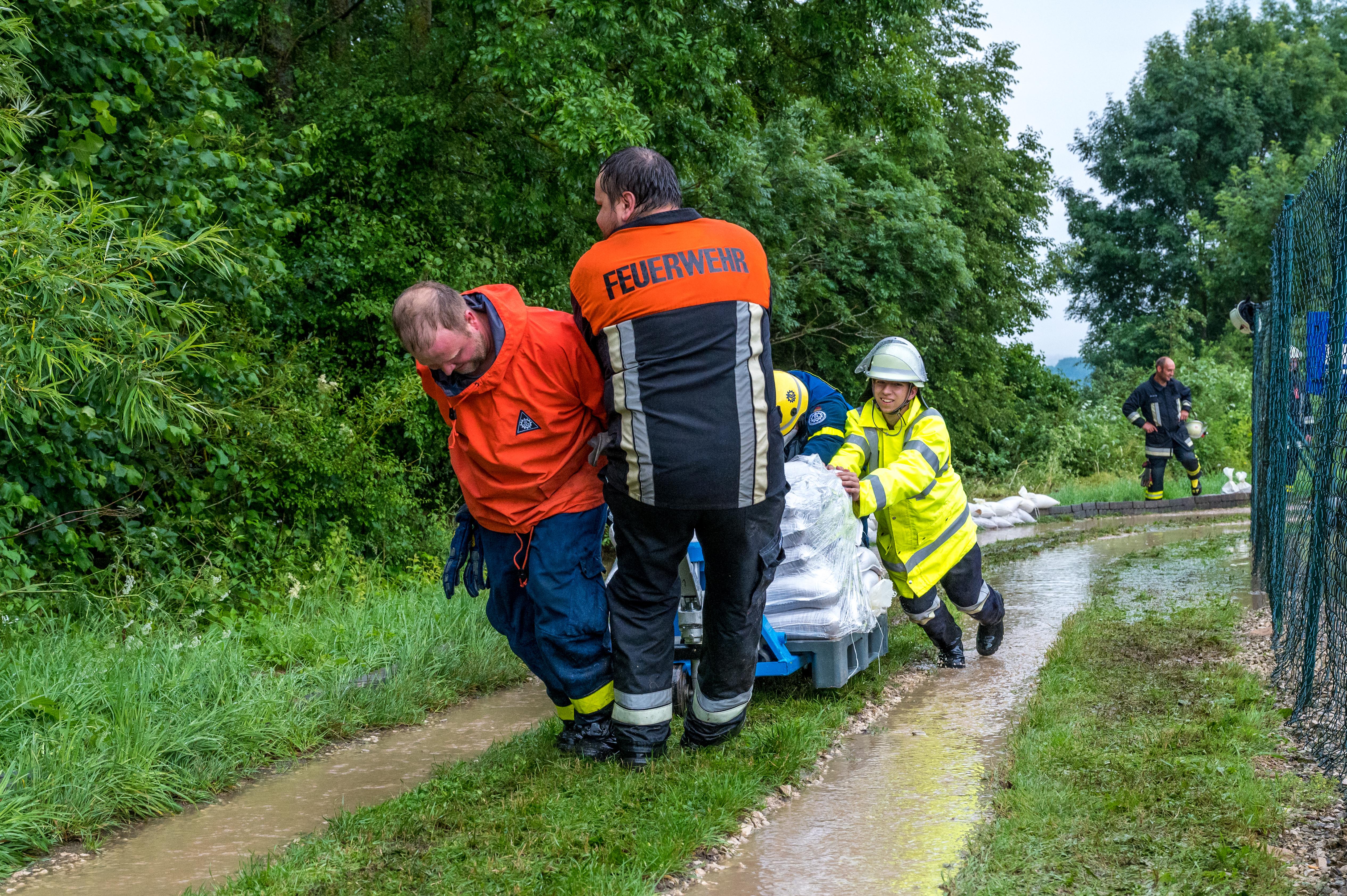Vor Ort müssen die Sandsäcke aber noch an die Brennpunkte gebracht werden: Knochenarbeit.