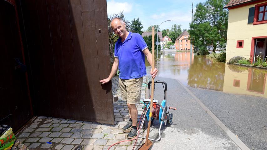 Nachbar Wilhelm Popp zeigt, wie hoch das Wasser in seiner Scheune stand. Ein solches Hochwasser hat der 60-Jährige in Wilhermsdorf noch nicht erlebt.