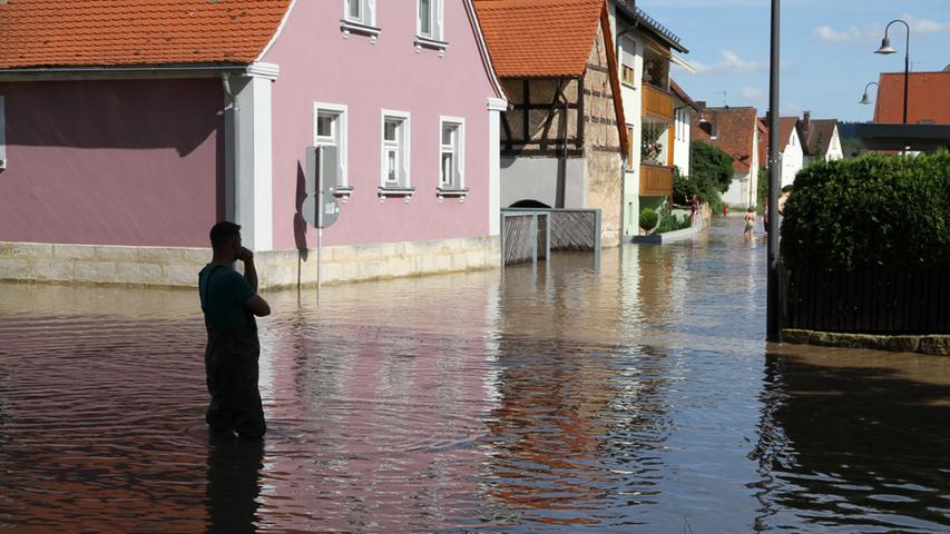 In Willersdorf stehen Straßen unter Wasser. In Willersdorf stehen Straßen unter Wasser.