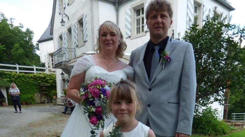 Daniela Eckert und Heiko Herzing sind schon lange ein Paar. Hier mit der sechsjährigen Tochter Leonie. In Geusmanns haben sie sich ein Eigenheim gebaut. Eigentlich wollten die 41-jährige Einzelhandelskauffrau und der 45-jährige Industriemechaniker schon 2020 standesamtlich heiraten. Doch Corona und der Lockdown machten eine größere Hochzeitsfeier unmöglich. Nun war es endlich so weit. Das Brautpaar gab sich auf Schloss Kühlenfels das Ja-Wort für`s gemeinsame Leben. Nach einem Sektempfang im Schlosshof fand die Hochzeitsfeier im Gasthof Peter in Horlach statt. Foto: Thomas Weichert Daniela Eckert und Heiko Herzing sind schon lange ein Paar. Hier mit der sechsjährigen Tochter Leonie. In Geusmanns haben sie sich ein Eigenheim gebaut. Eigentlich wollten die 41-jährige Einzelhandelskauffrau und der 45-jährige Industriemechaniker schon 2020 standesamtlich heiraten. Doch Corona und der Lockdown machten eine größere Hochzeitsfeier unmöglich. Nun war es endlich so weit. Das Brautpaar gab sich auf Schloss Kühlenfels das Ja-Wort für`s gemeinsame Leben. Nach einem Sektempfang im Schlosshof fand die Hochzeitsfeier im Gasthof Peter in Horlach statt. Foto: Thomas Weichert