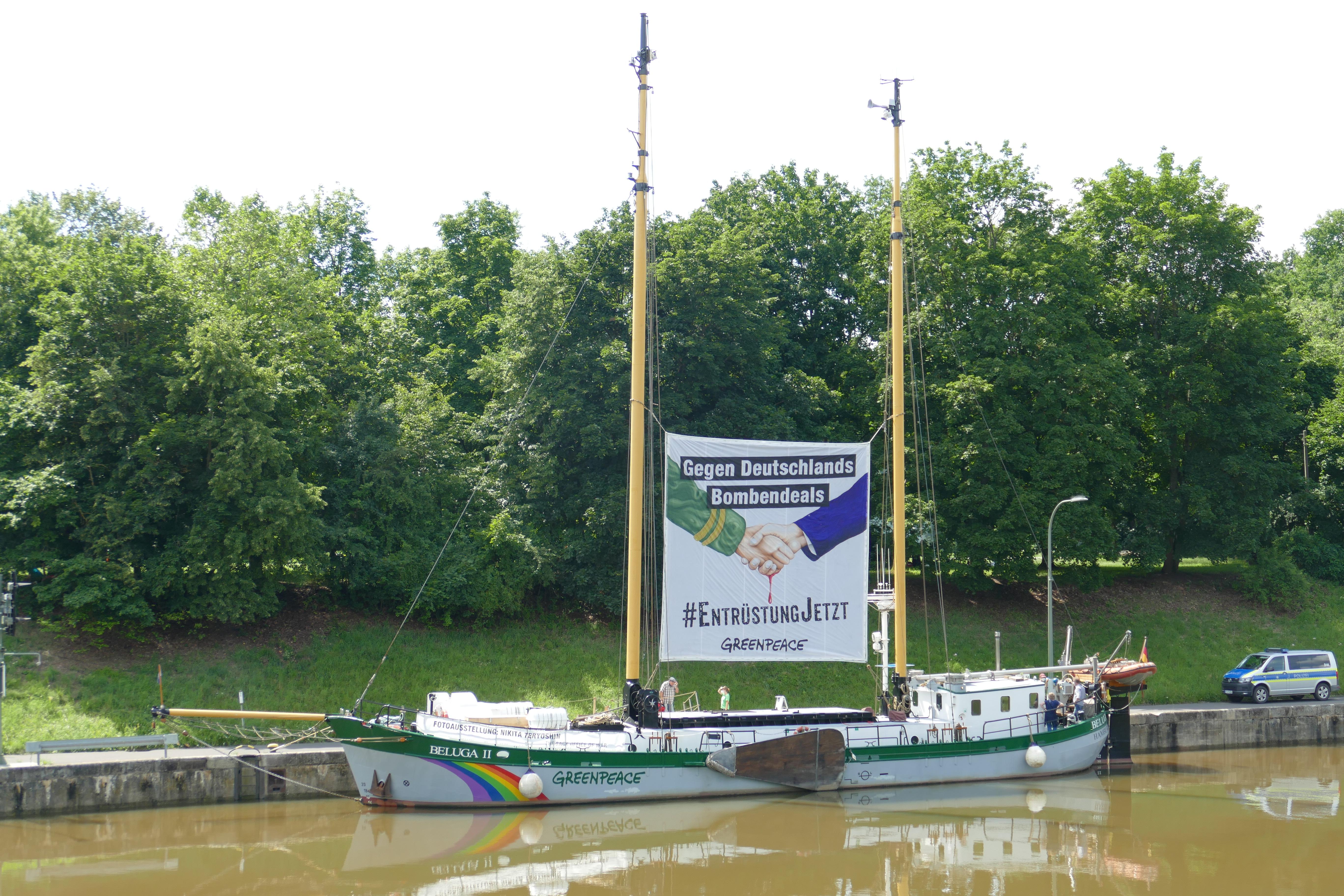 Die Nichtregierungsorganisation Greenpeace ist vor allem dafür bekannt, sich für Klima-, Umwelt- und Naturschutz einzusetzen. Vergangenen Samstag stellten die Aktivistinnen und Aktivisten eine Aktion auf dem Segelschiff "Beluga II" auf die Beine, durch die sie auf deutsche Waffenexporte aufmerksam machen wollten. "Ich möchte nicht, dass aus dem Land, aus dem ich komme, Waffen und damit Tod exportiert werden", begründet Sonja Hochgesand von Greenpeace Bamberg ihr Engagement. Für sie gehören Friedens- und Umweltpolitik zusammen.