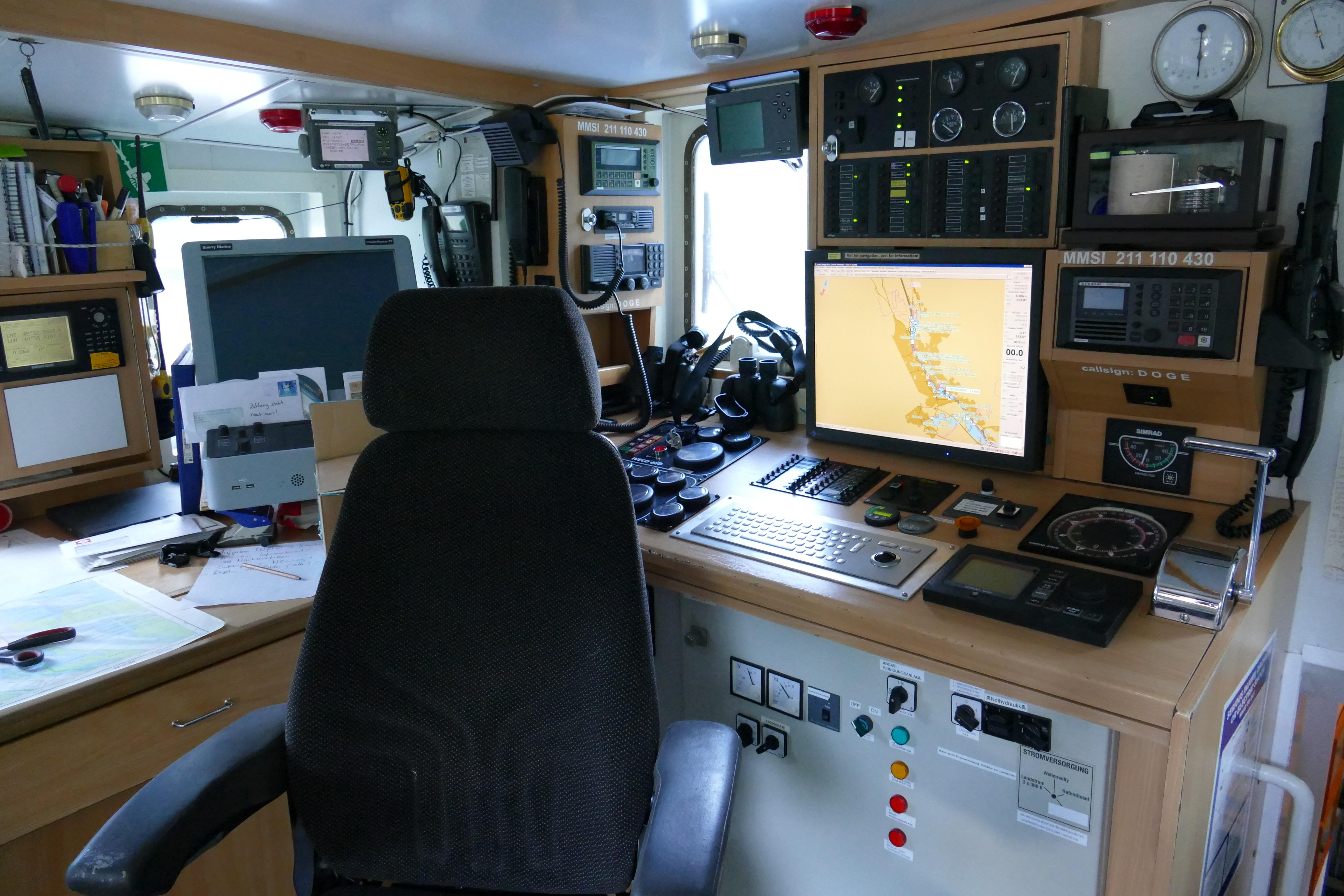 "Beluga II" fährt nahezu emissionsfrei: Mit Segelwind erreicht das Schiff zehn Knoten, was etwa 18,5 Stundenkilometern entspricht. Der Liegehafen ist in Hamburg beheimatet - genauso wie der Standort der Zentrale von Greenpeace Deutschland.