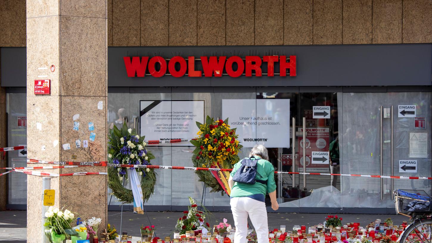 17 Tage nach der Messerattacke von Würzburg öffnet am Montag das Kaufhaus Woolworth, in dem drei Frauen getötet wurden, wieder seine Türen.