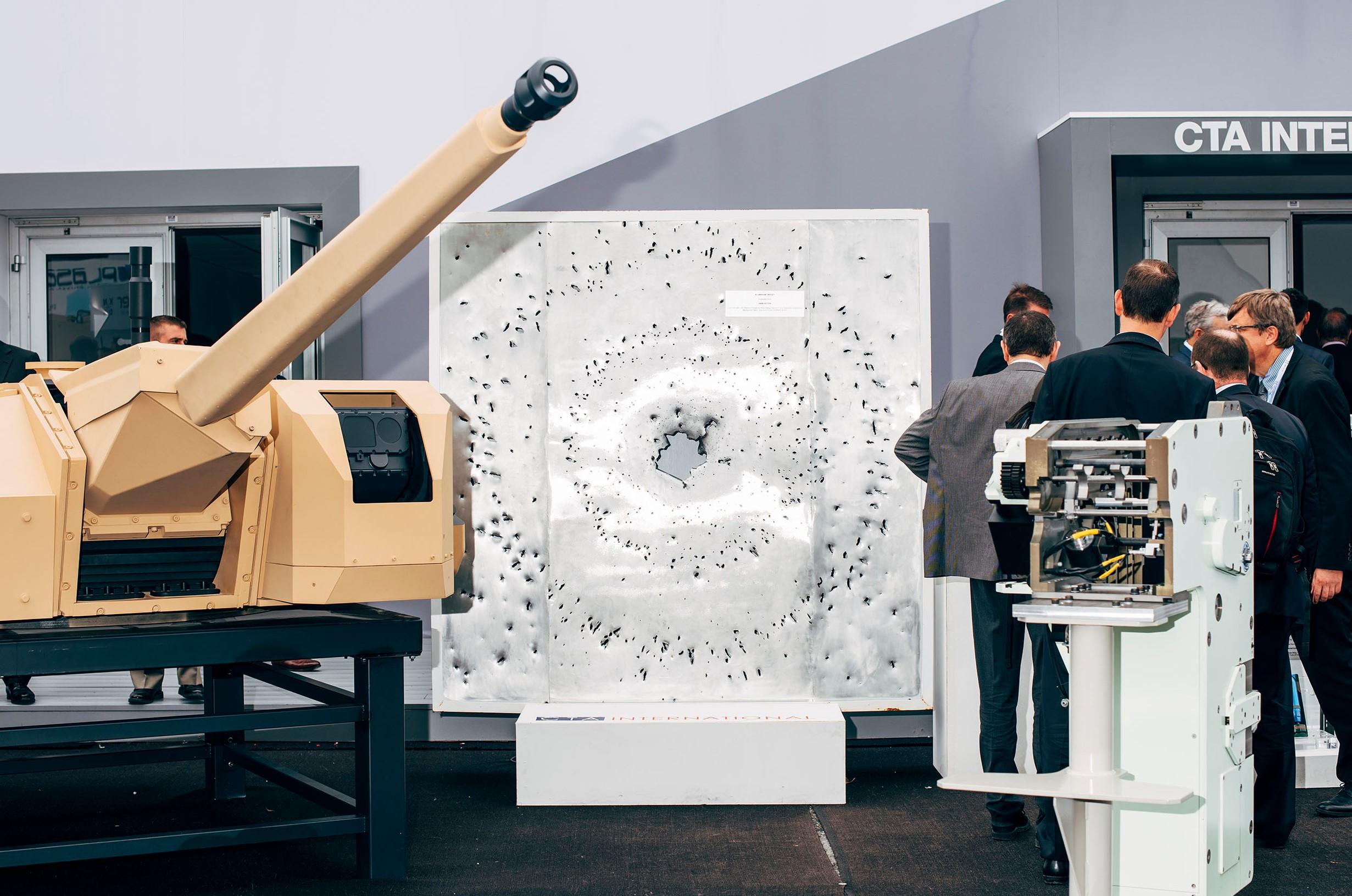 Dieses Bild entstand bei der Eurosatory 2018 - einer Rüstungsmesse, die alle zwei Jahre nördlich von Paris in Villepinte stattfindet. "Es macht für mich keinen Sinn, Gewalt mit Gewalt zu bekämpfen", zeigt sich Eva Köhler von Greenpeace Bamberg überzeugt. Ein Entwurf für ein Rüstungsexportgesetz beinhaltet, dass keine Waffen in Krisenregionen und an Länder außerhalb der EU sowie Nicht-Nato-Länder exportiert werden sollen. Greenpeace lehnt Waffen allerdings nicht komplett ab: "Rüstungsgüter, die auschließlich für humanitäre oder Schutzzwecke oder für Programme der UN oder der EU zum Aufbau von Institutionen (...) bestimmt sind", seien durchaus denkbar, heißt es in dem Entwurf.