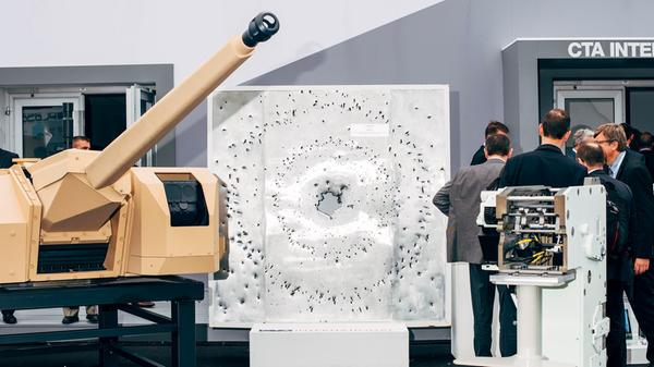 Dieses Bild entstand bei der Eurosatory 2018 - einer Rüstungsmesse, die alle zwei Jahre nördlich von Paris in Villepinte stattfindet. "Es macht für mich keinen Sinn, Gewalt mit Gewalt zu bekämpfen", zeigt sich Eva Köhler von Greenpeace Bamberg überzeugt. Ein Entwurf für ein Rüstungsexportgesetz beinhaltet, dass keine Waffen in Krisenregionen und an Länder außerhalb der EU sowie Nicht-Nato-Länder exportiert werden sollen. Greenpeace lehnt Waffen allerdings nicht komplett ab: "Rüstungsgüter, die auschließlich für humanitäre oder Schutzzwecke oder für Programme der UN oder der EU zum Aufbau von Institutionen (...) bestimmt sind", seien durchaus denkbar, heißt es in dem Entwurf.