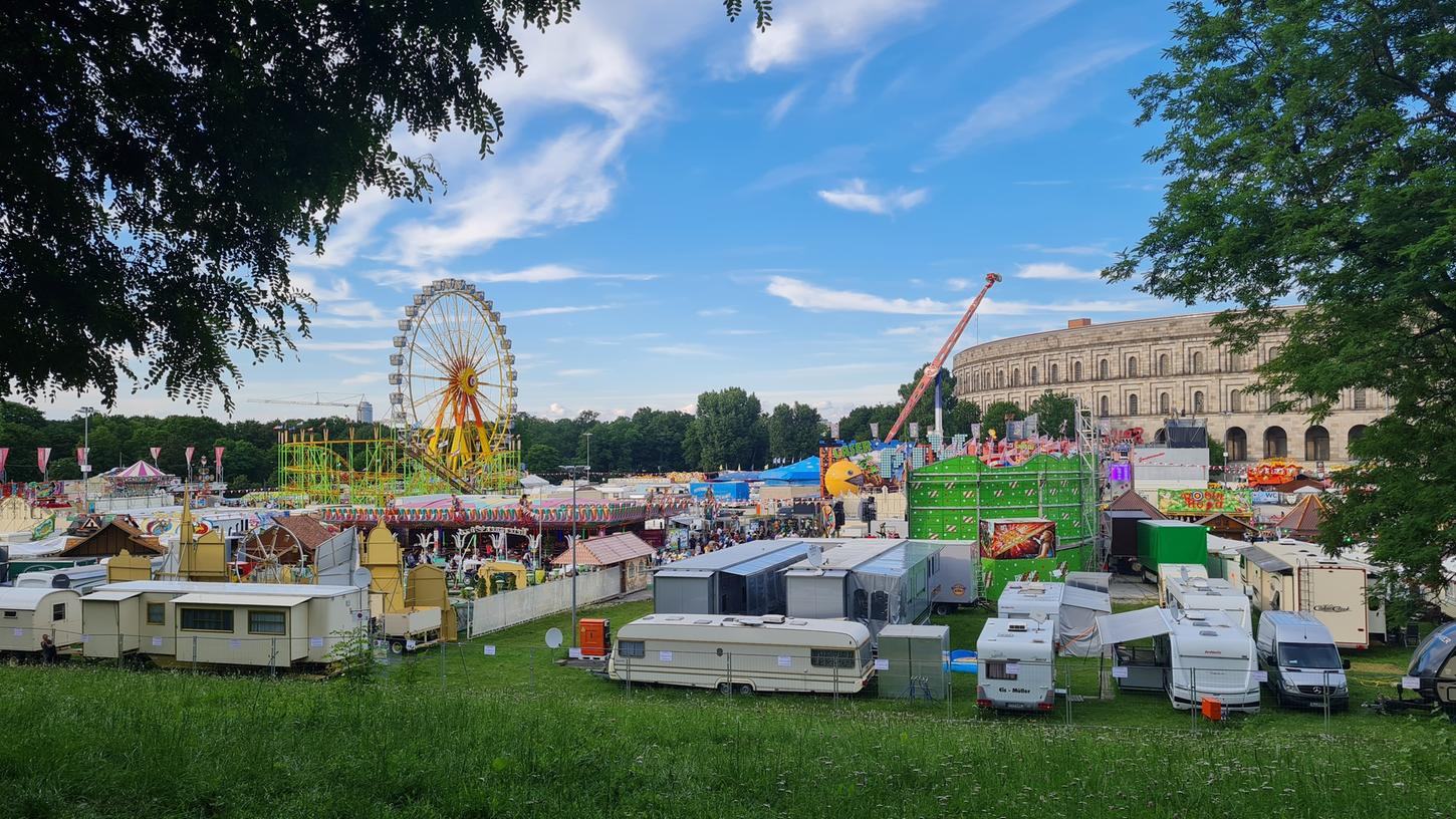 Der Freizeitpark NürnbBärLand vom Hügel aus: Am Samstag lockte das Wetter zahlreiche Besucher auf den Volksfestplatz. An den Eingängen bildeten sich Schlangen.