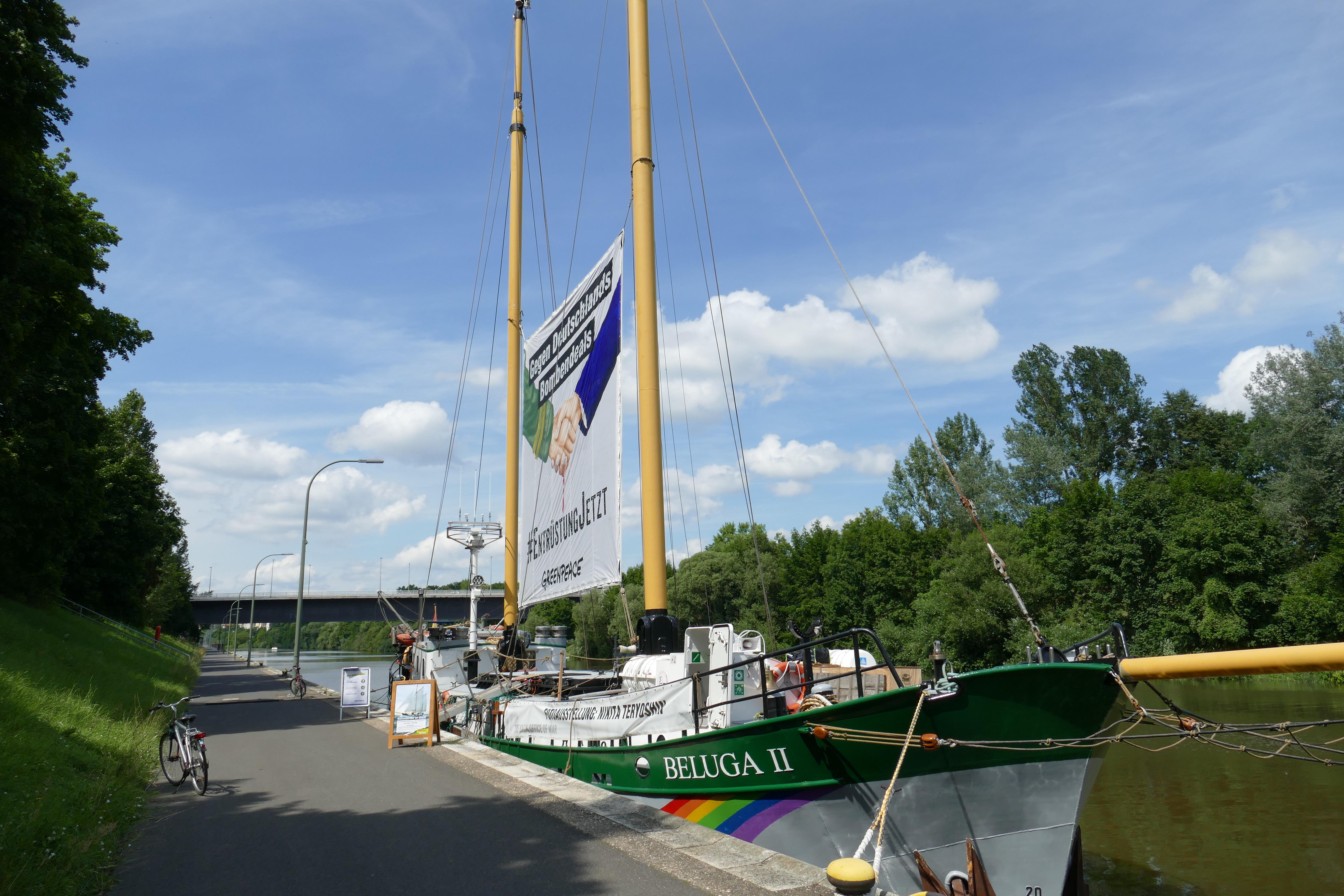 Die deutsche Bundesregierung verteidigte in der Vergangenheit Waffenexporte unter anderem mit der aus ihrer Sicht restriktiven und transparenten Handhabung von Lieferungen in Spannungsregionen. "Der Beachtung der Menschenrechte im Empfängerland wird besonderes Gewicht beigemessen", heißt es im Bericht über die Rüstungsexporte im ersten Halbjahr 2016, den der Nachrichtensender ntv zitiert. 34 Anträge für Ausfuhrgenehmigungen mit einem Gesamtwert von 9,6 Millionen Euro seien abgelehnt worden, weil die Voraussetzungen unzureichend gewesen seien.