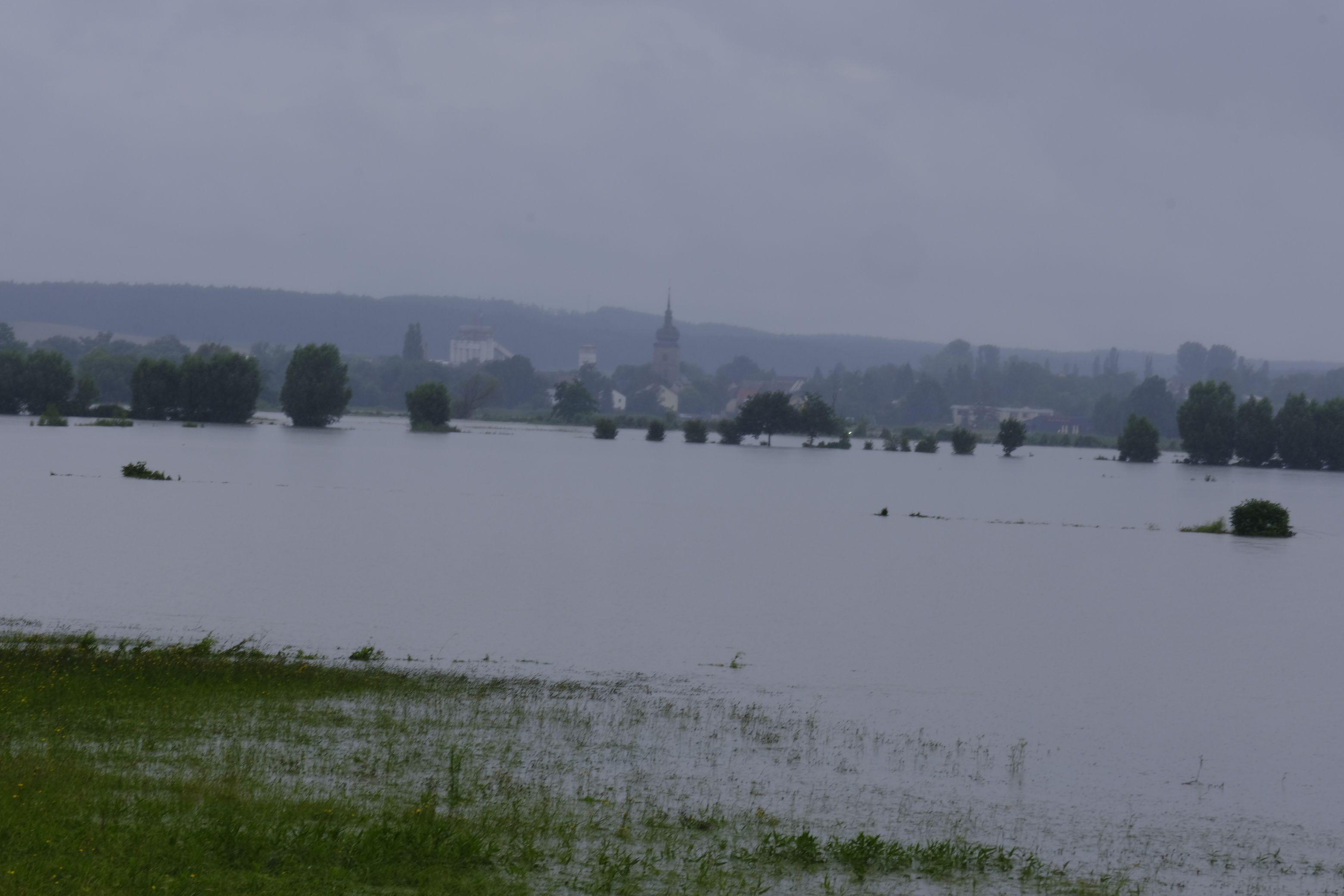 Die Flutwelle der Aisch kam am frühen Samstagmorgen in den Landkreis ERH. So sah es am Sonntavormittag aus (Blick Richtung Uehlfeld).
