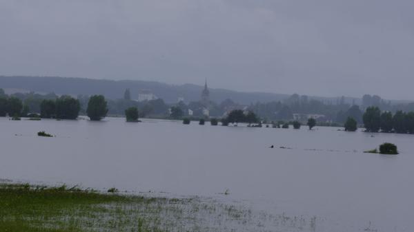 Die Flutwelle der Aisch kam am frühen Samstagmorgen in den Landkreis ERH. So sah es am Sonntavormittag aus (Blick Richtung Uehlfeld).