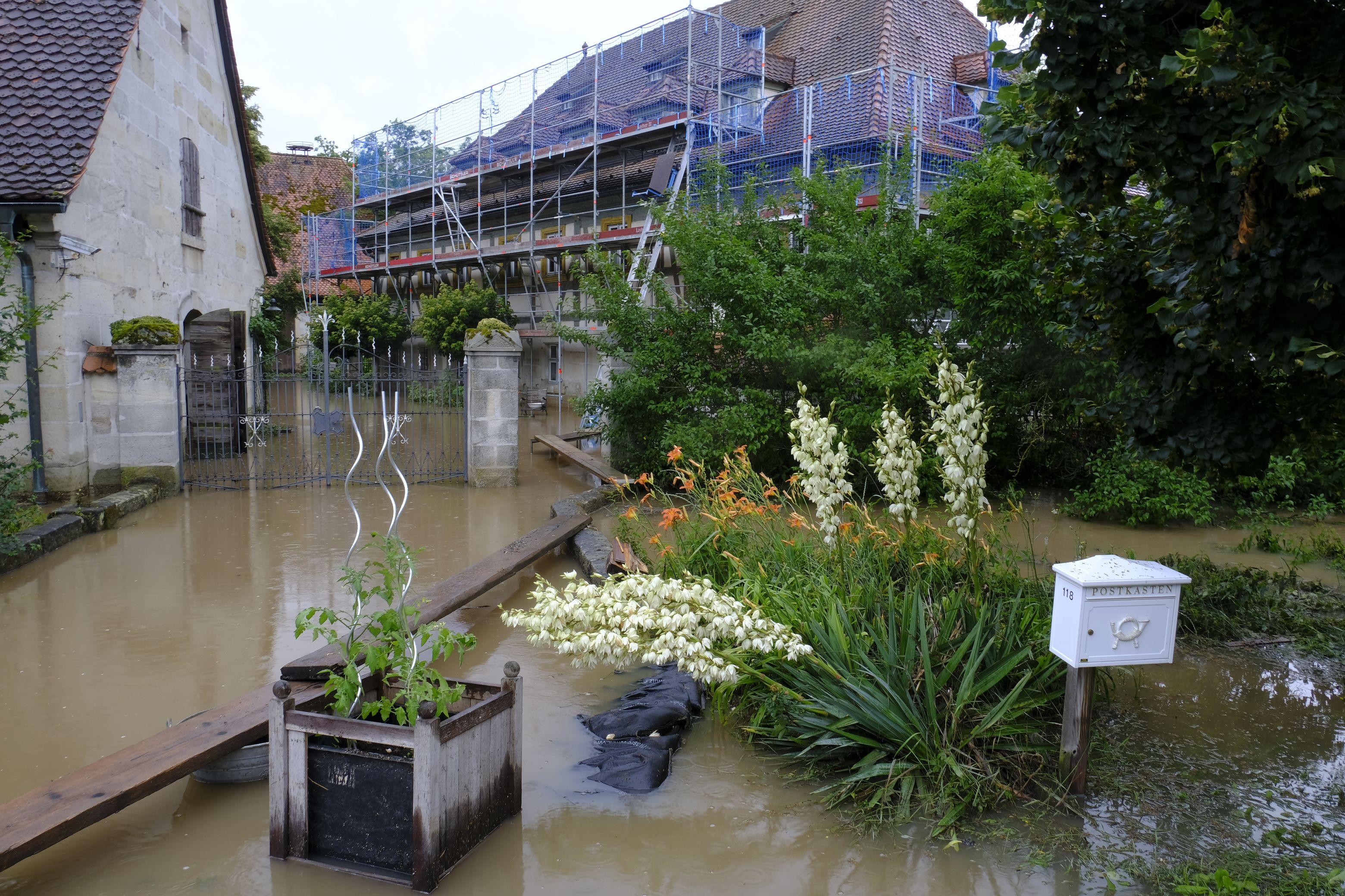 Für die Feuerwehren war die Sterpersdorfer Mühle erste Einsatzstation. Durch gute Sicherungsmaßnahmen der Eigentümer blieb die Mühle weitgehend trocken. Die Besitzer wurden mit einem Schlauchboot in Sicherheit gebracht. 