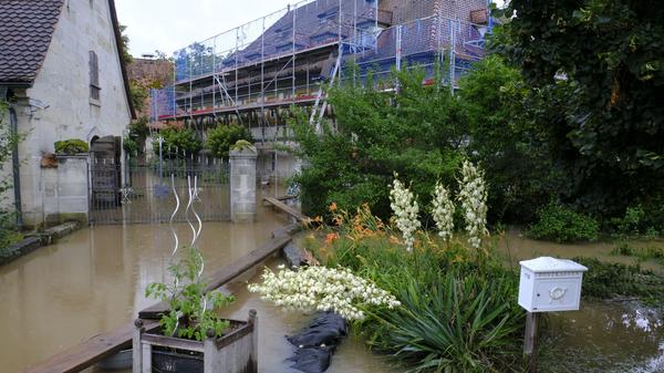 Für die Feuerwehren war die Sterpersdorfer Mühle erste Einsatzstation. Durch gute Sicherungsmaßnahmen der Eigentümer blieb die Mühle weitgehend trocken. Die Besitzer wurden mit einem Schlauchboot in Sicherheit gebracht.