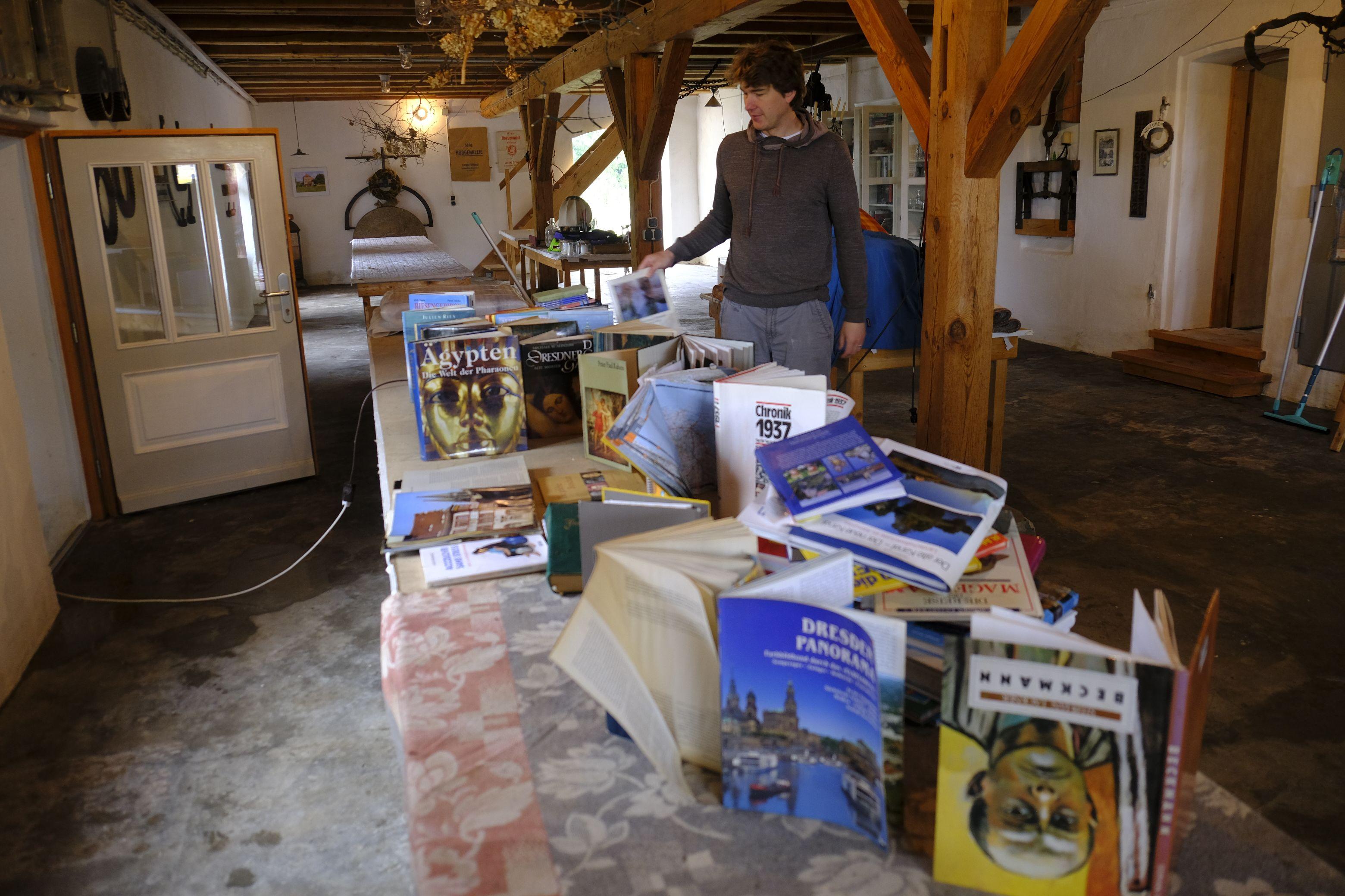 In der Mühle zwischengelagerte Möbel und Bücher traf es.