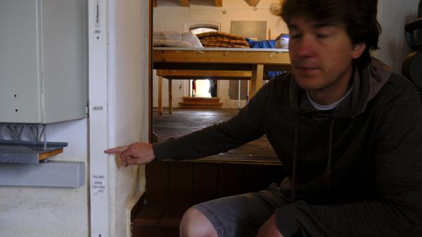 Norbert Ortegel deutet auf die Wasserlinie vom Vortag. Höher war nur ein Hochwasser 1941 und 1871.