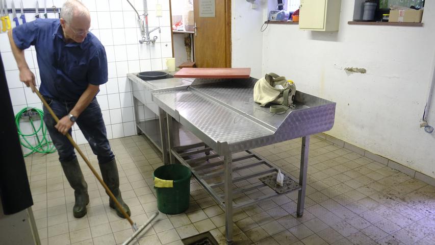 In der Außenstelle für Karpfenteichwirtschaft Höchstadt macht Leiter Martin Oberle schon wieder sauber. Tags zuvor ...