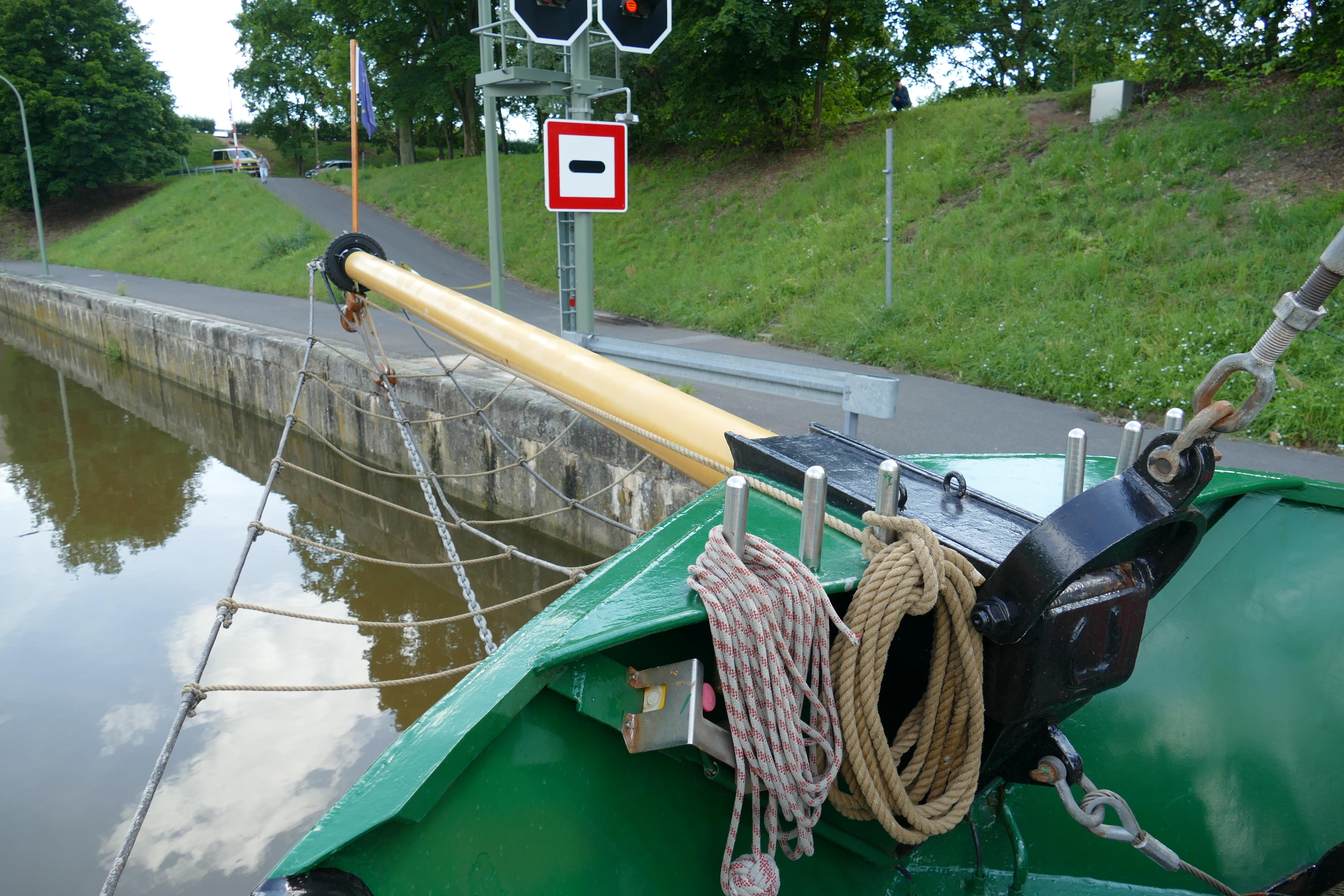 Der größte Profiteur von deutschen Rüstungsexporten ist Bayern. Vom gesamten Rüstungsexport der deutschen Industrie im Jahre 2016 kommen mit 4,3 Milliarden Euro 55 Prozent aus Bayern. Gegenüber 2014 stiegen bayerische Waffenexporte um mehr als das Vierfache. Die Zahl der Kriegswaffen hat sich sogar versechsfacht, wie die SZ berichtete. Das Bayerische Wirtschaftsministerium entgegnete damals: Es sei wichtig, alle Schritte von Forschung bis zur Produktion in Bayern zu erhalten. Außerdem trage eine leistungsfähige wehrtechnische Industrie dazu bei, die Sicherheit der Soldaten zu gewährleisten.