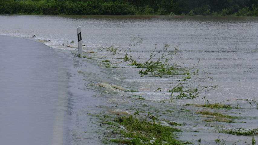 Die Straße zwischen Sterpersdorf und Lonnerstadt.