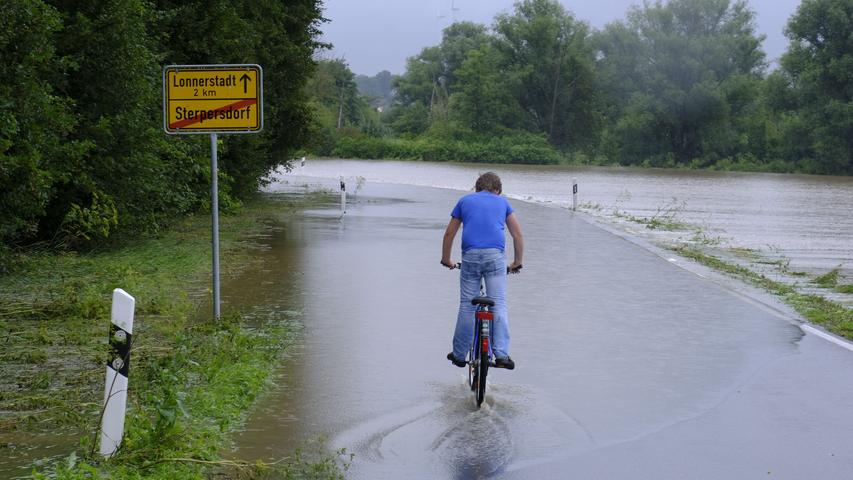 Die Straße von Sterpersdorf nach Lonnerstadt steht unter Wasser.