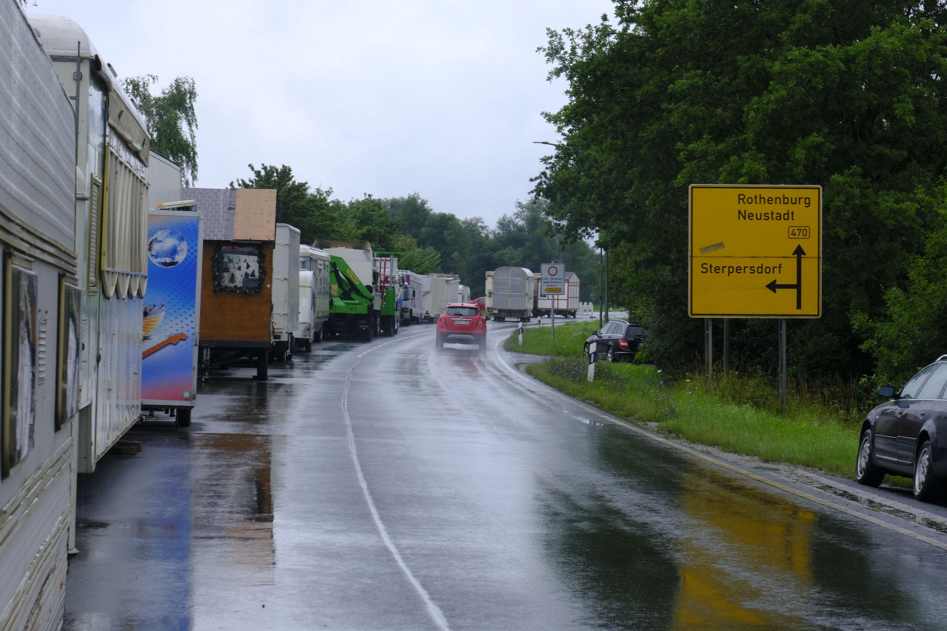 Auf der B470 wurden Schaustellerwagen zwischengeparkt, die auf der Festwiese vom Hochwasser betroffen waren. Auch am Freibad fanden einige Schausteller einen trockenen Platz für ihre Wagen.