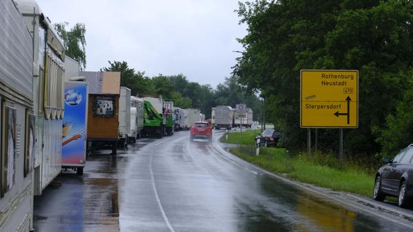 Auf der B470 wurden Schaustellerwagen zwischengeparkt, die auf der Festwiese vom Hochwasser betroffen waren. Auch am Freibad fanden einige Schausteller einen trockenen Platz für ihre Wagen.