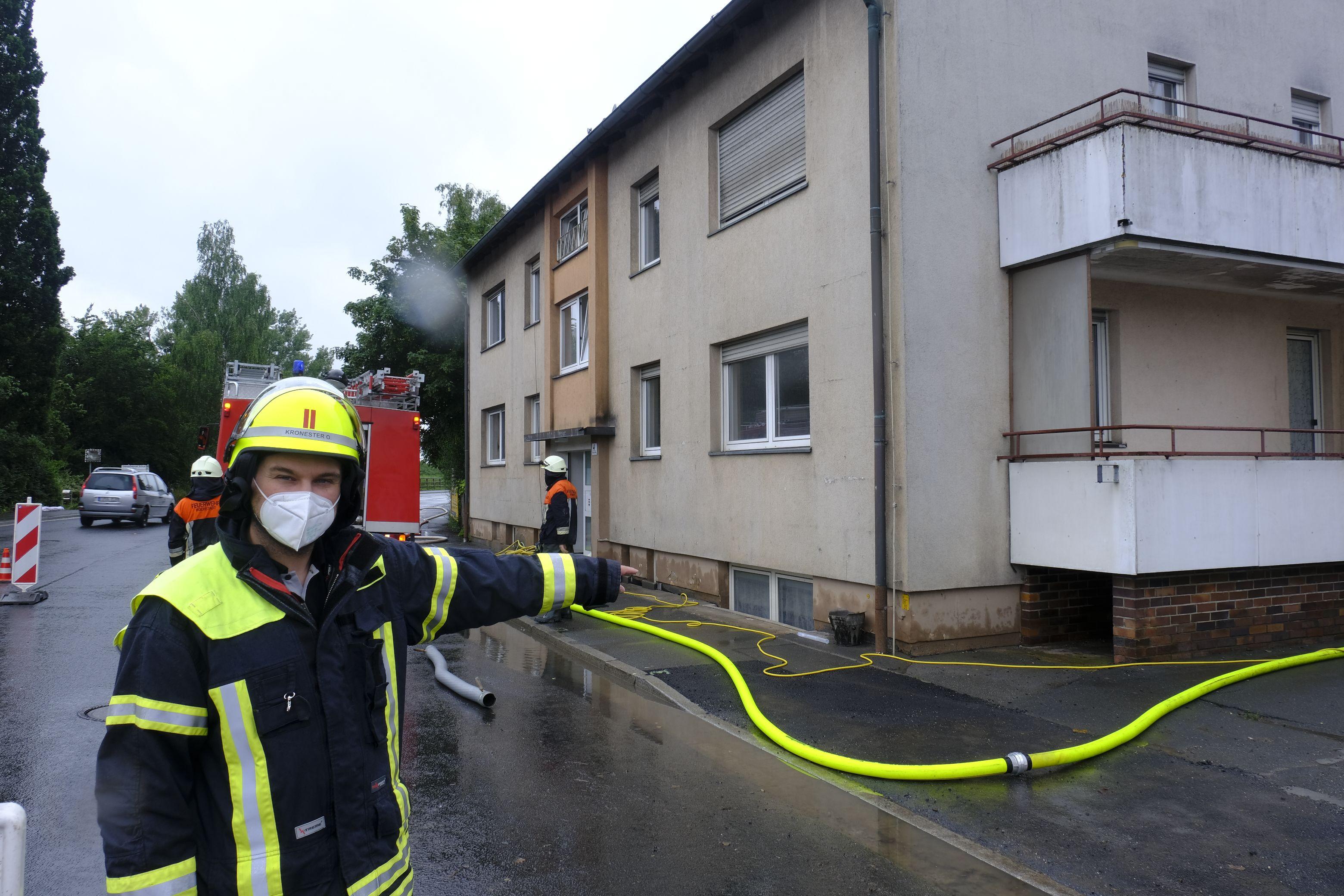 Kreisbrandmeister Oliver Kronester: "Am Samstag war die Hauptaufgabe, mit Sandsäcken das Wasser abzuhalten. Heute, am Sonntag, sind wir vor allem damit beschäftigt, Wasser abzupumpen."