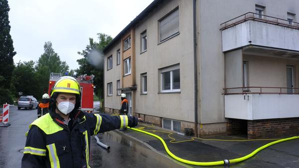 Kreisbrandmeister Oliver Kronester: "Am Samstag war die Hauptaufgabe, mit Sandsäcken das Wasser abzuhalten. Heute, am Sonntag, sind wir vor allem damit beschäftigt, Wasser abzupumpen."