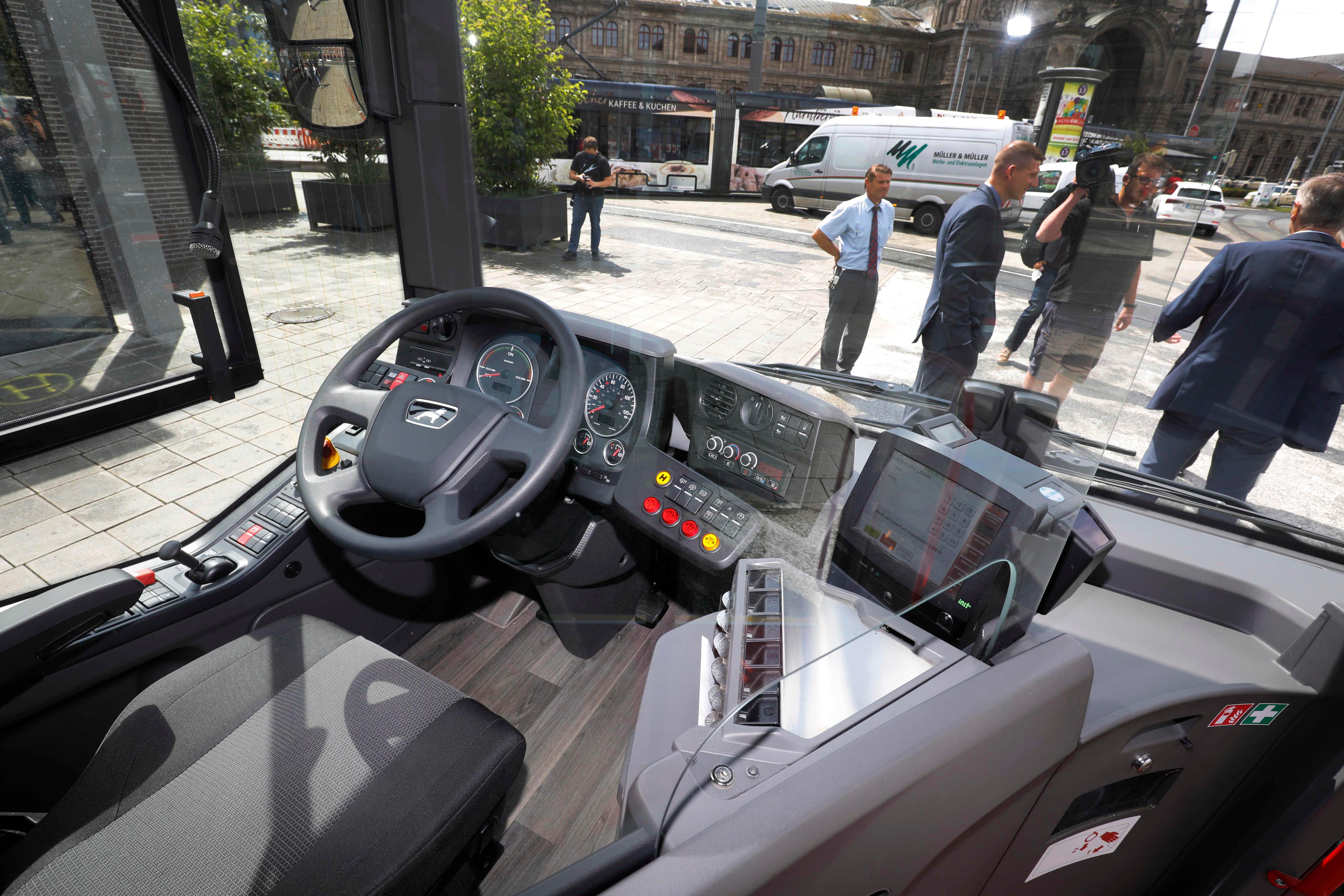 Die VAG schafft neue E-Busse an und lädt diese mit Ökostrom. Ganz neu ist ein emissionsfreier Gelenkbus der Firma MAN. Unserer Fotograf hat den neuen Arbeitsplatz der Busfahrer schon ins Visier genommen. 