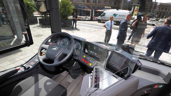 Die VAG schafft neue E-Busse an und lädt diese mit Ökostrom. Ganz neu ist ein emissionsfreier Gelenkbus der Firma MAN. Unserer Fotograf hat den neuen Arbeitsplatz der Busfahrer schon ins Visier genommen.