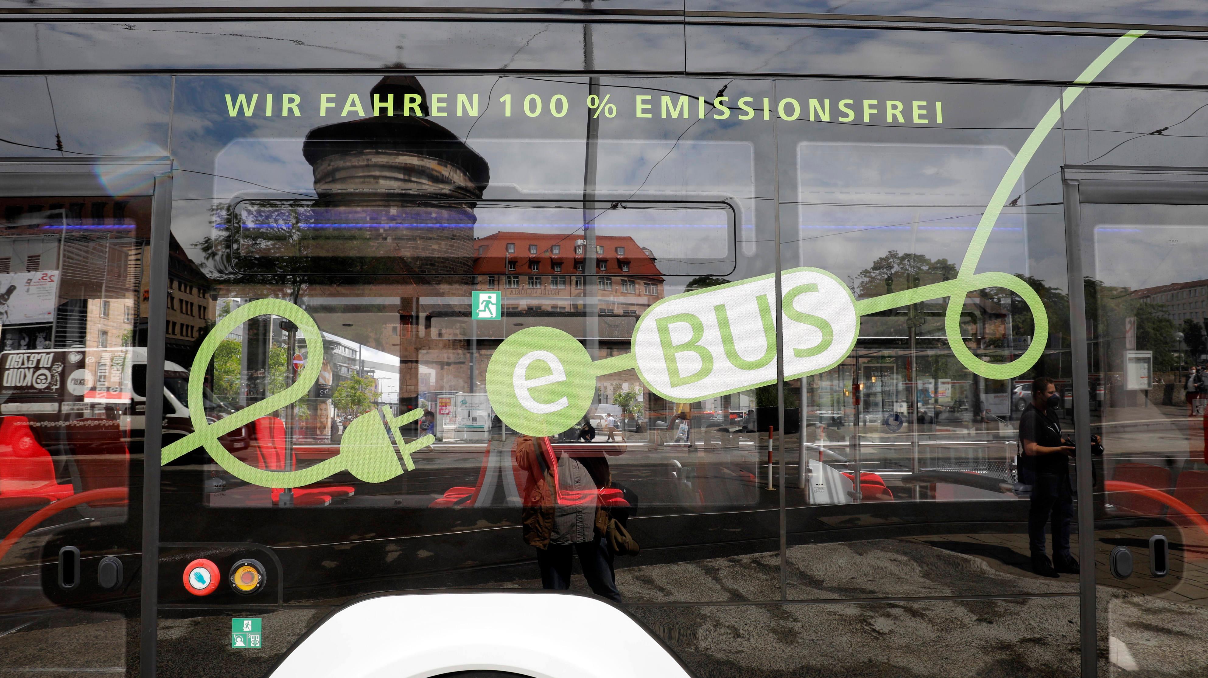 Am Logo schnell zu erkennen: Der neue MAN E-Gelenkbus. Er hat eine Batteriekapazität von 510 kWh und kommt im Idealfall bis zu 400 weit. Gegenüber einem vergleichbaren Dieselbus spart er nach Berechnungen der VAG jährlich 68 Tonnen Kohlendioxid ein. 